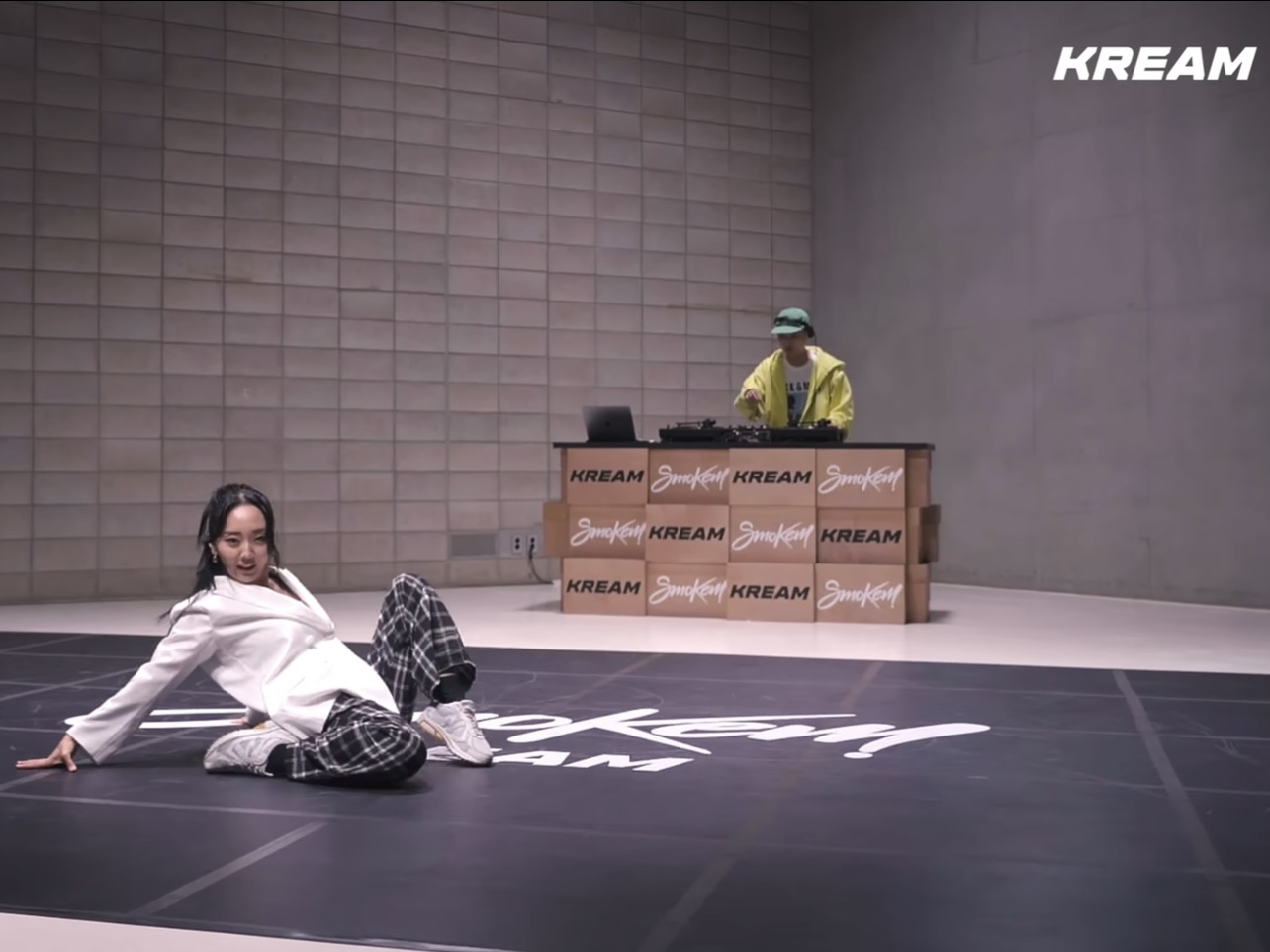 Supreme Contrast Hooded Sweatshirt Heather Grey - 21FW, Supreme Bleed Logo S/S Top Black - 20FW 착용 스타일 - 5
