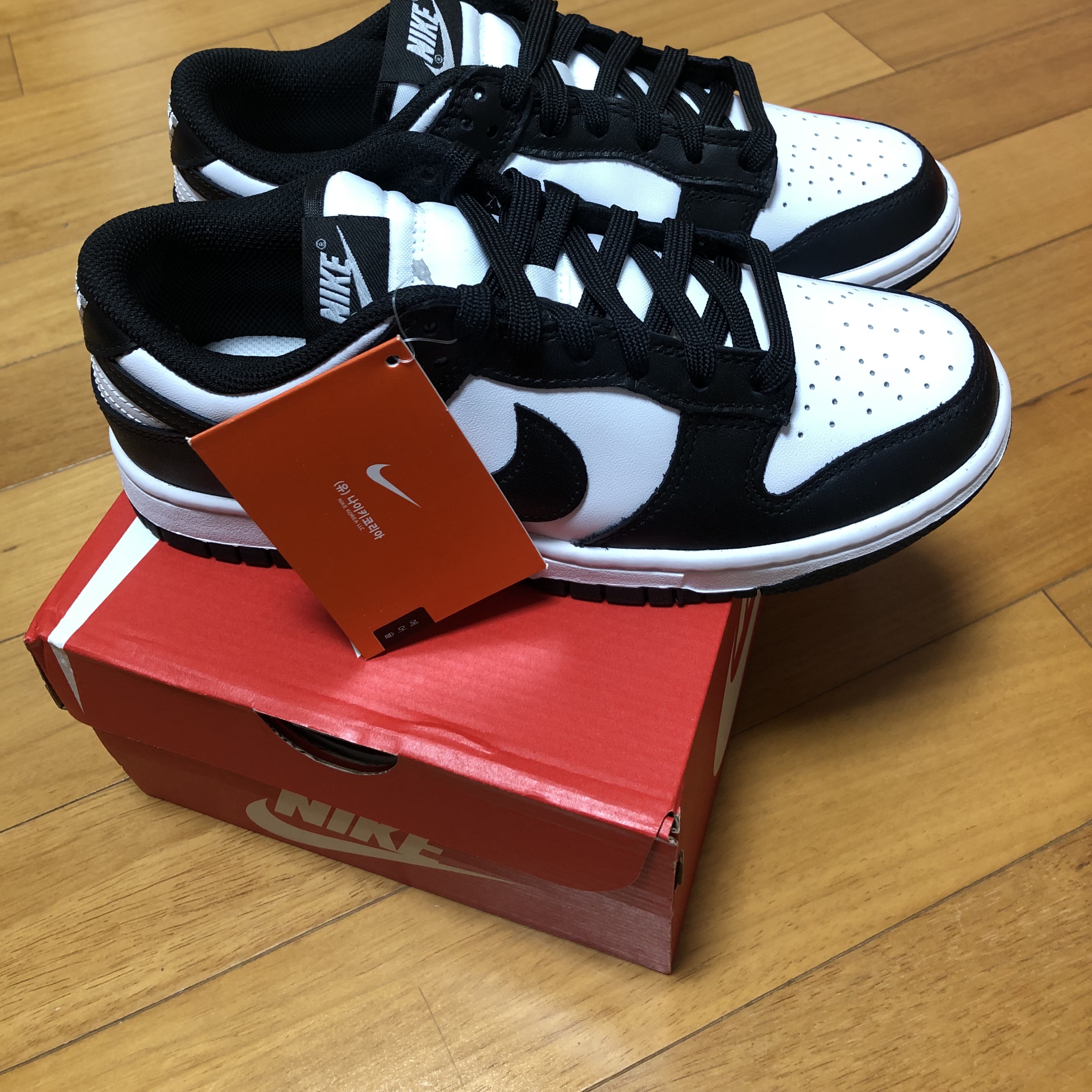 (W) Nike Dunk Low Black 착용 스타일 - 1