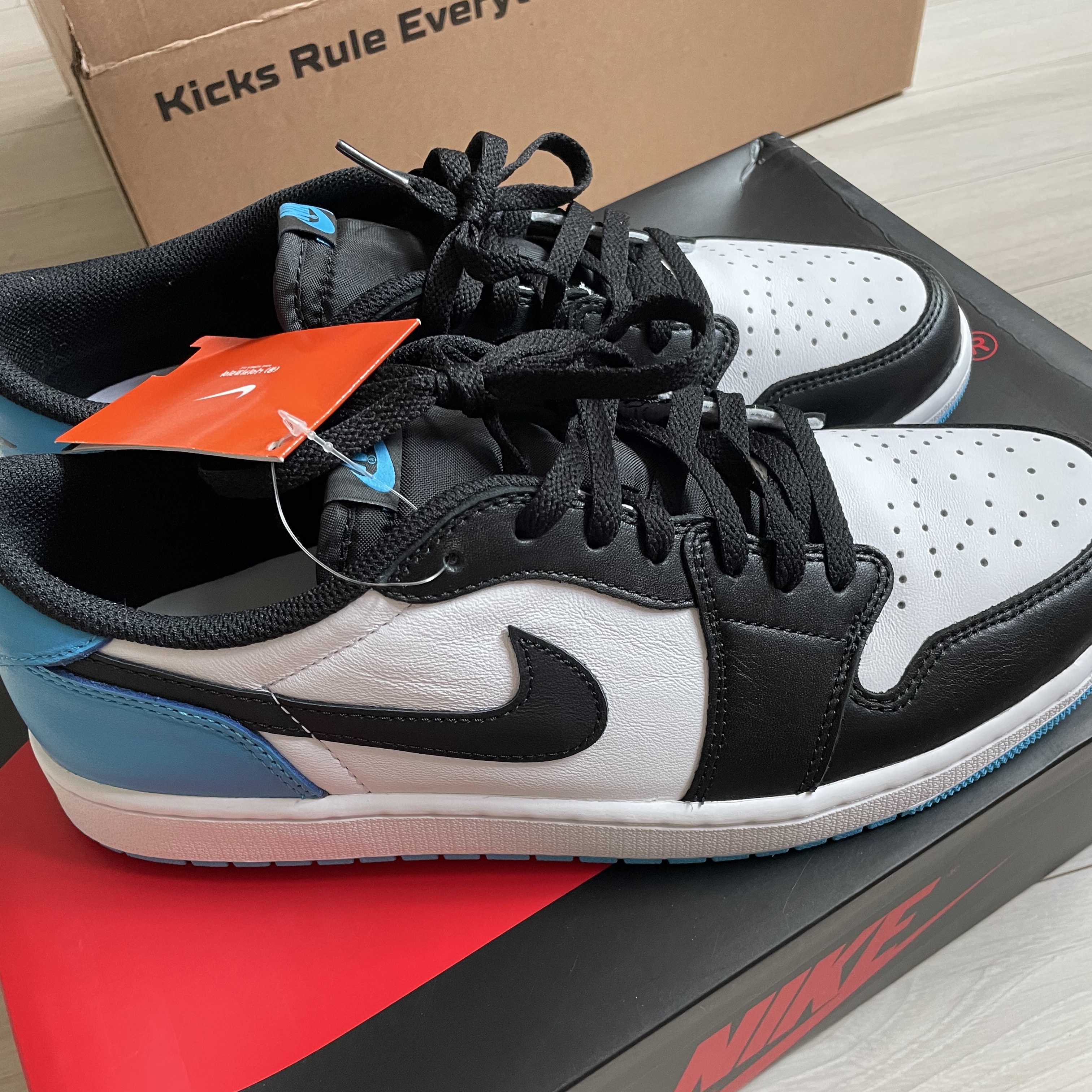 Jordan 1 Retro Low OG Black and Dark Powder Blue 착용 스타일 - 3