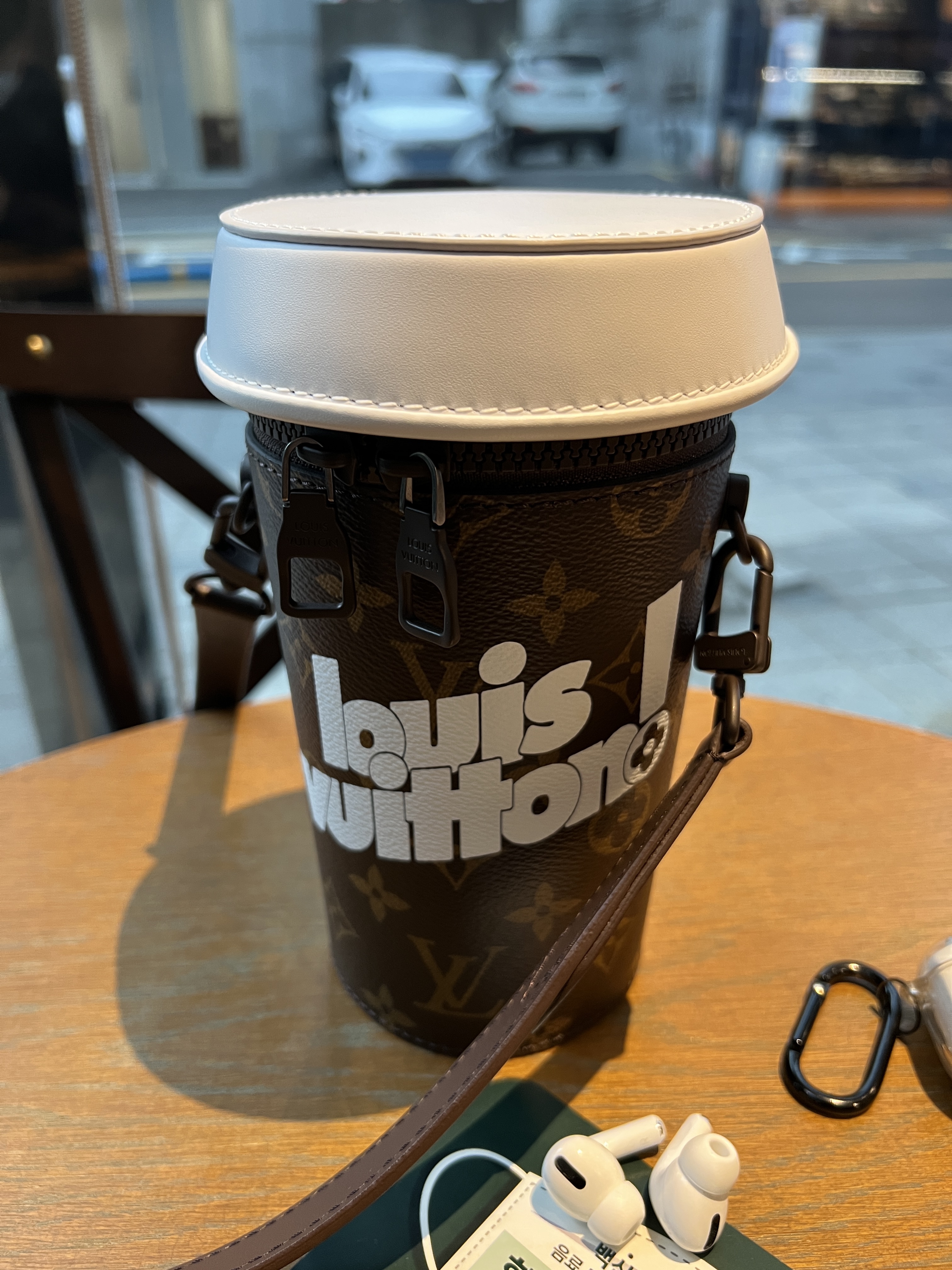 Louis Vuitton LV Music Line Embroidered Crewneck Black, Louis Vuitton Coffee Cup Monogram 착용 스타일 - 2