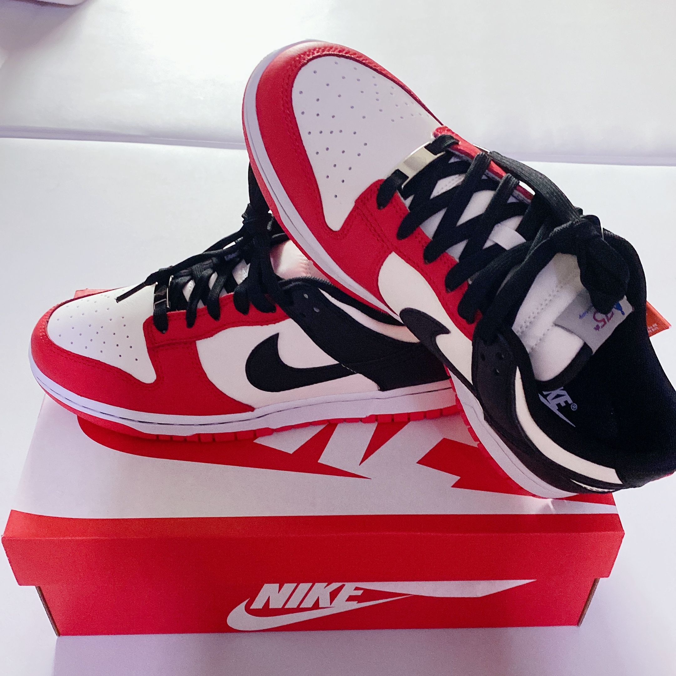 Nike x NBA Dunk Low Retro EMB Black and Chile Red 착용 스타일 - 1