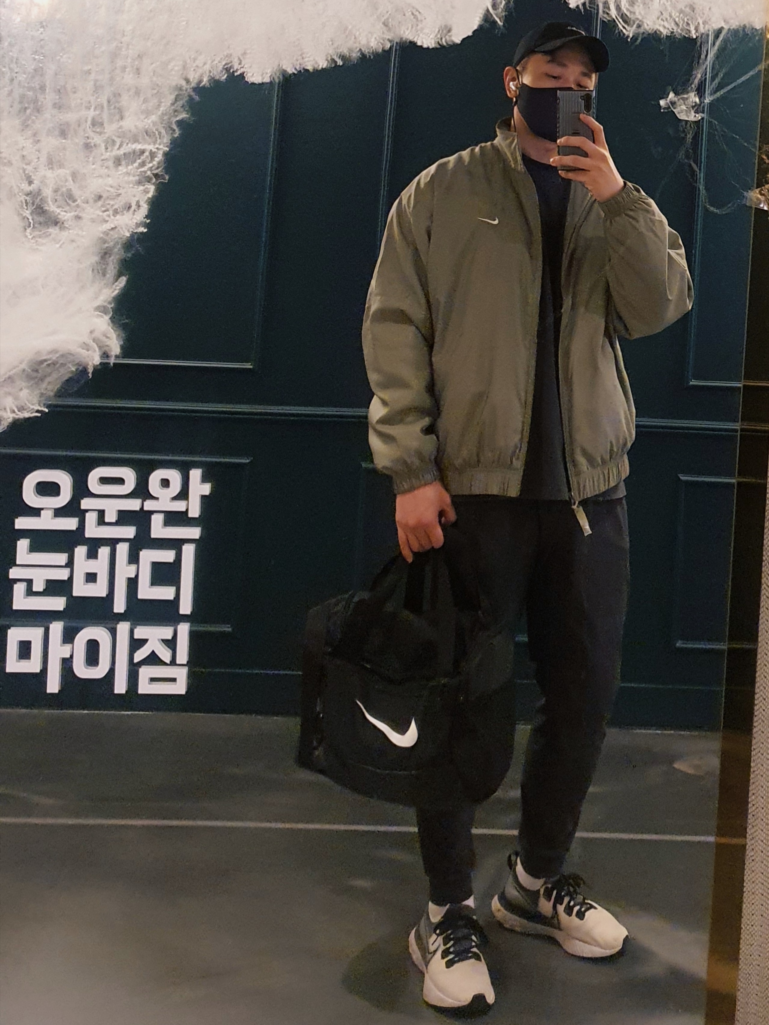 Nike NRG Solo Swoosh Satin Bomber Jacket Light Army - US/EU, Nike React Infinity Run Flyknit Black White 착용 스타일 - 1