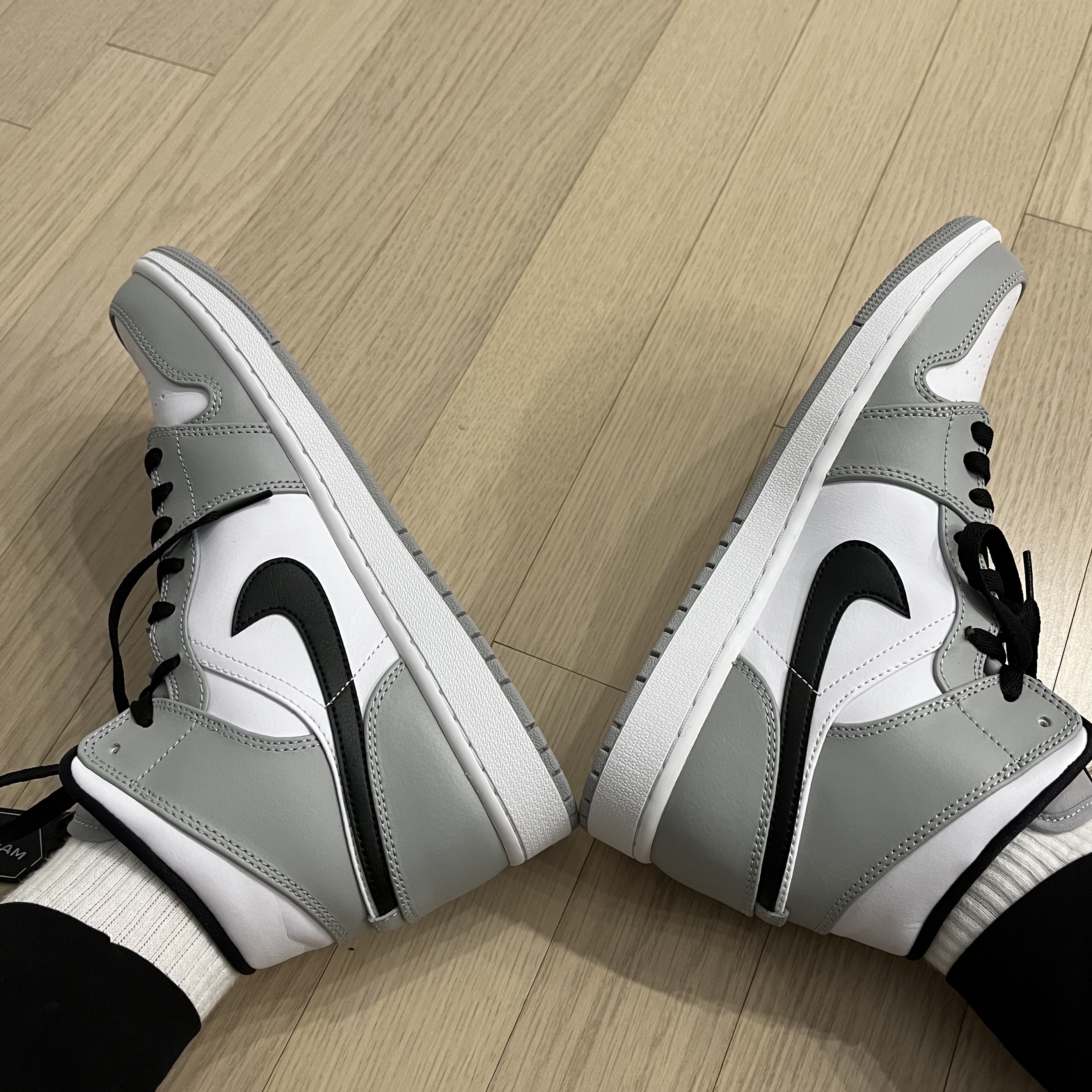 Jordan 1 Mid Light Smoke Grey 착용 스타일 - 4