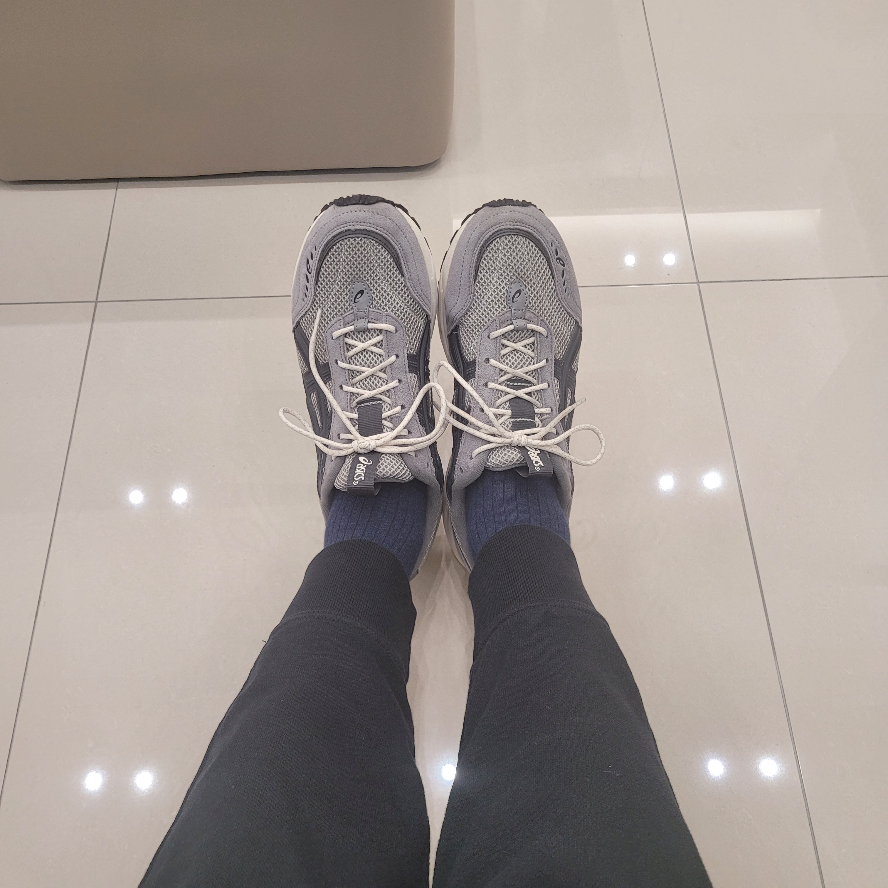 Asics Gel-1090 V2 Oyster Grey 착용 스타일 - 2