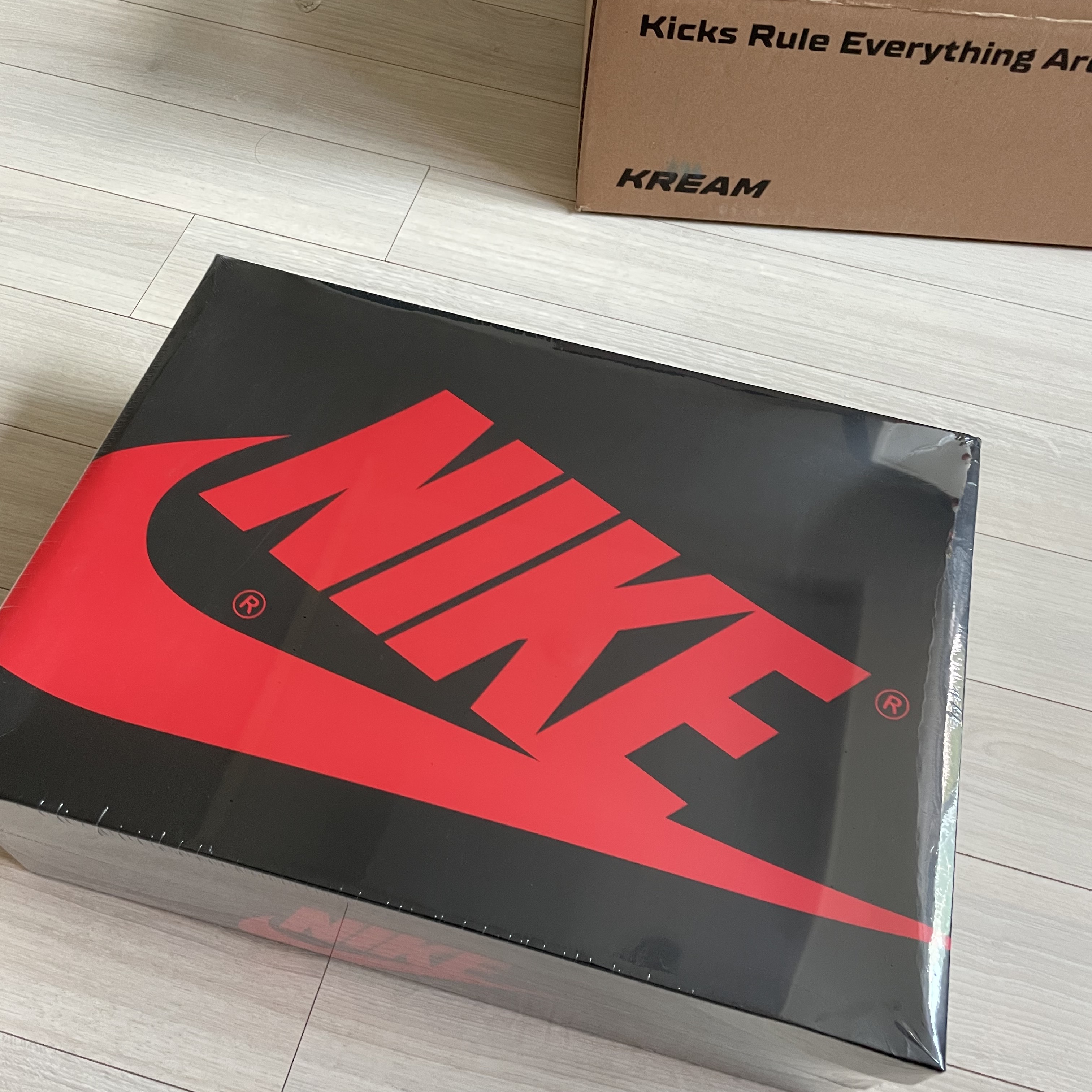 Jordan 1 Retro Low OG Black and Dark Powder Blue 착용 스타일 - 1