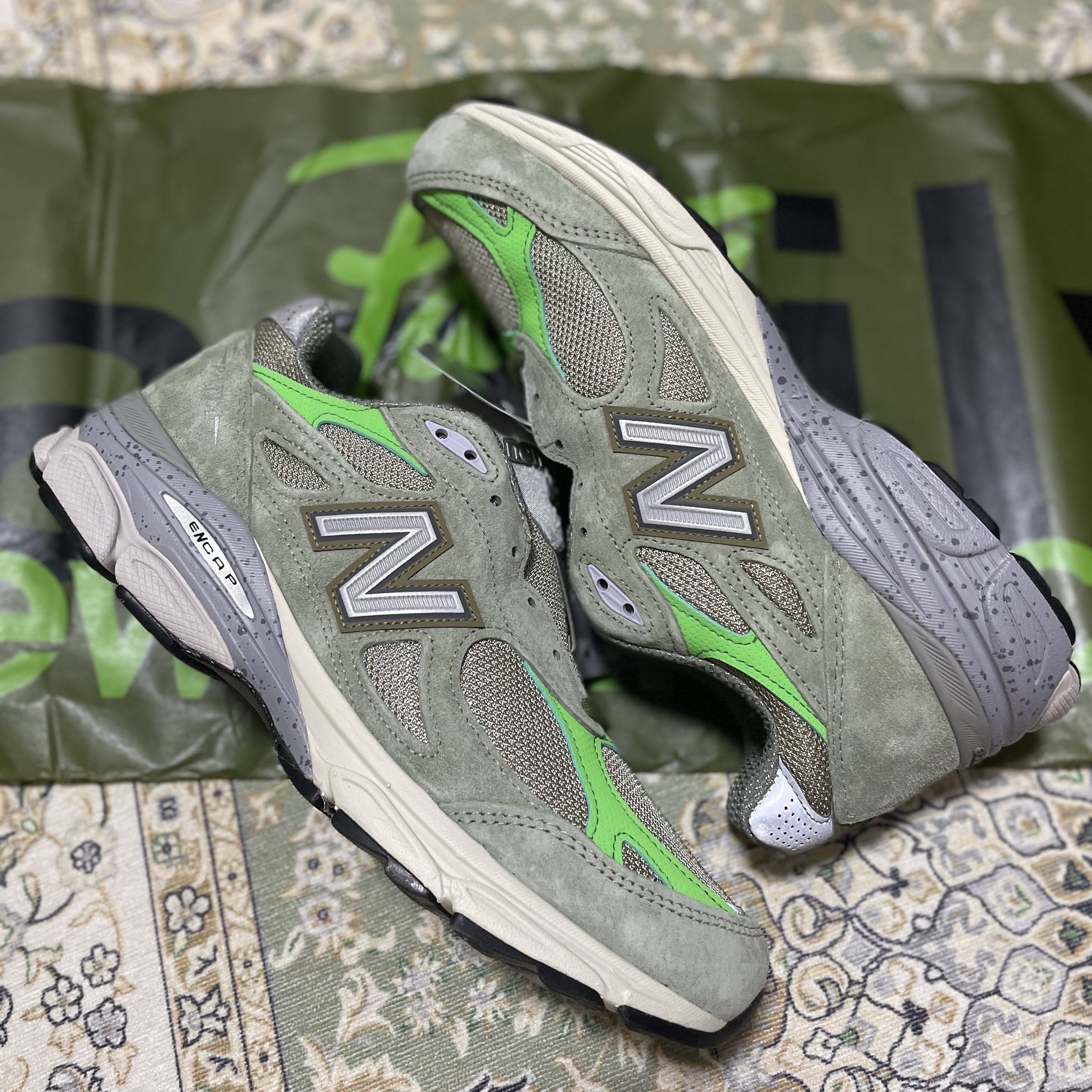 New Balance x Patta 990v3 Made in USA Olive 착용 스타일 - 1