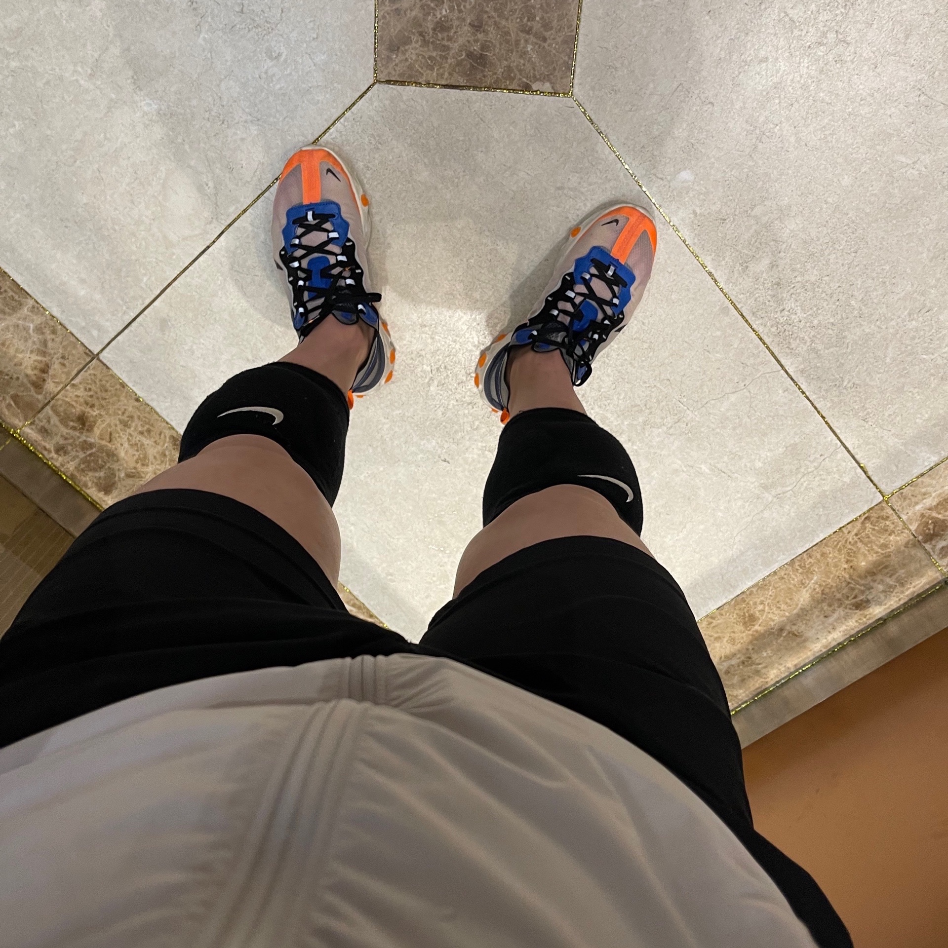 Nike React Element 87 Thunder Blue/Total Orange 착용 스타일 - 2