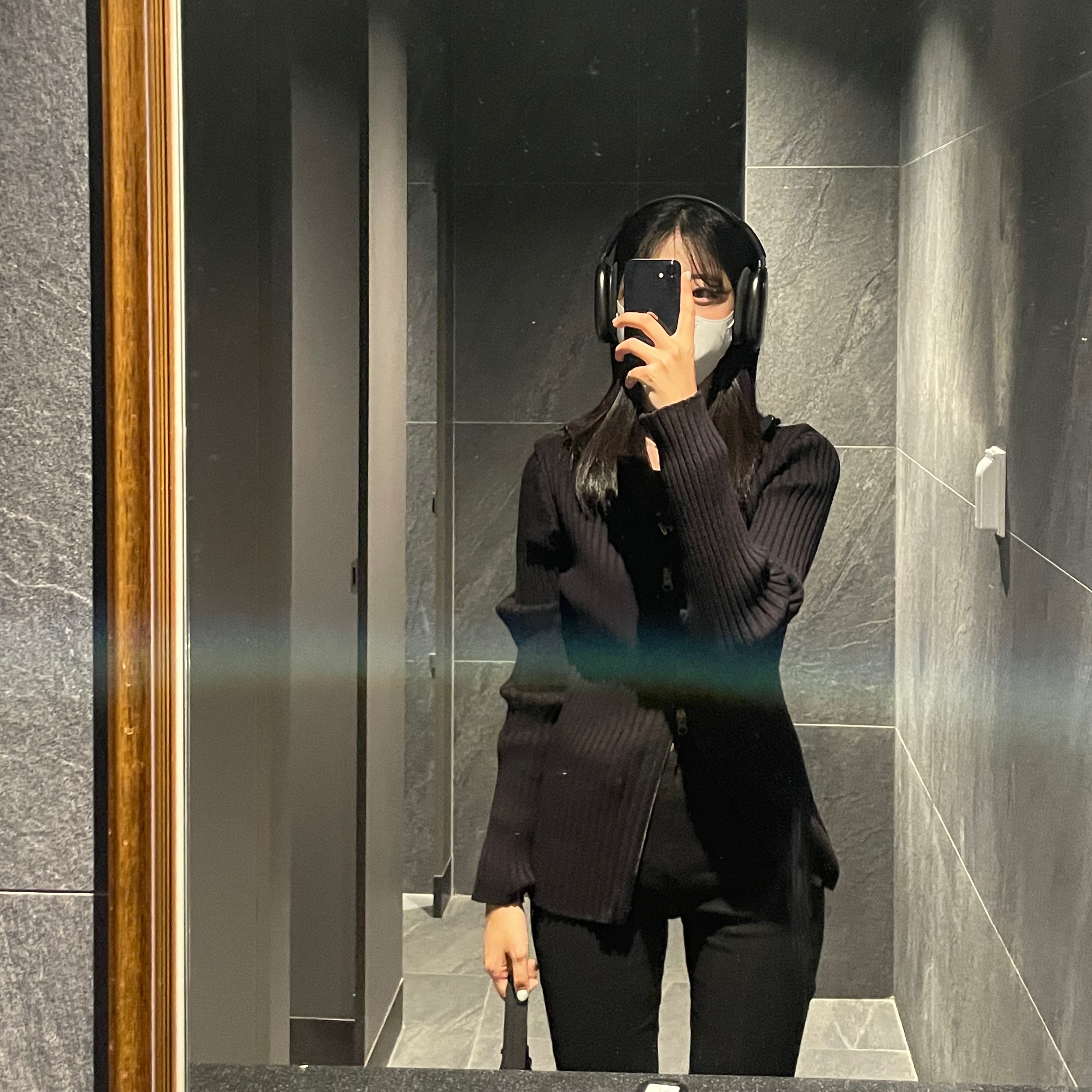 Apple AirPods Max Lightning Space Gray (Korean Ver.), Prada Re-Edition 2000 Re-Nylon Mini Shoulder Bag Black 착용 스타일