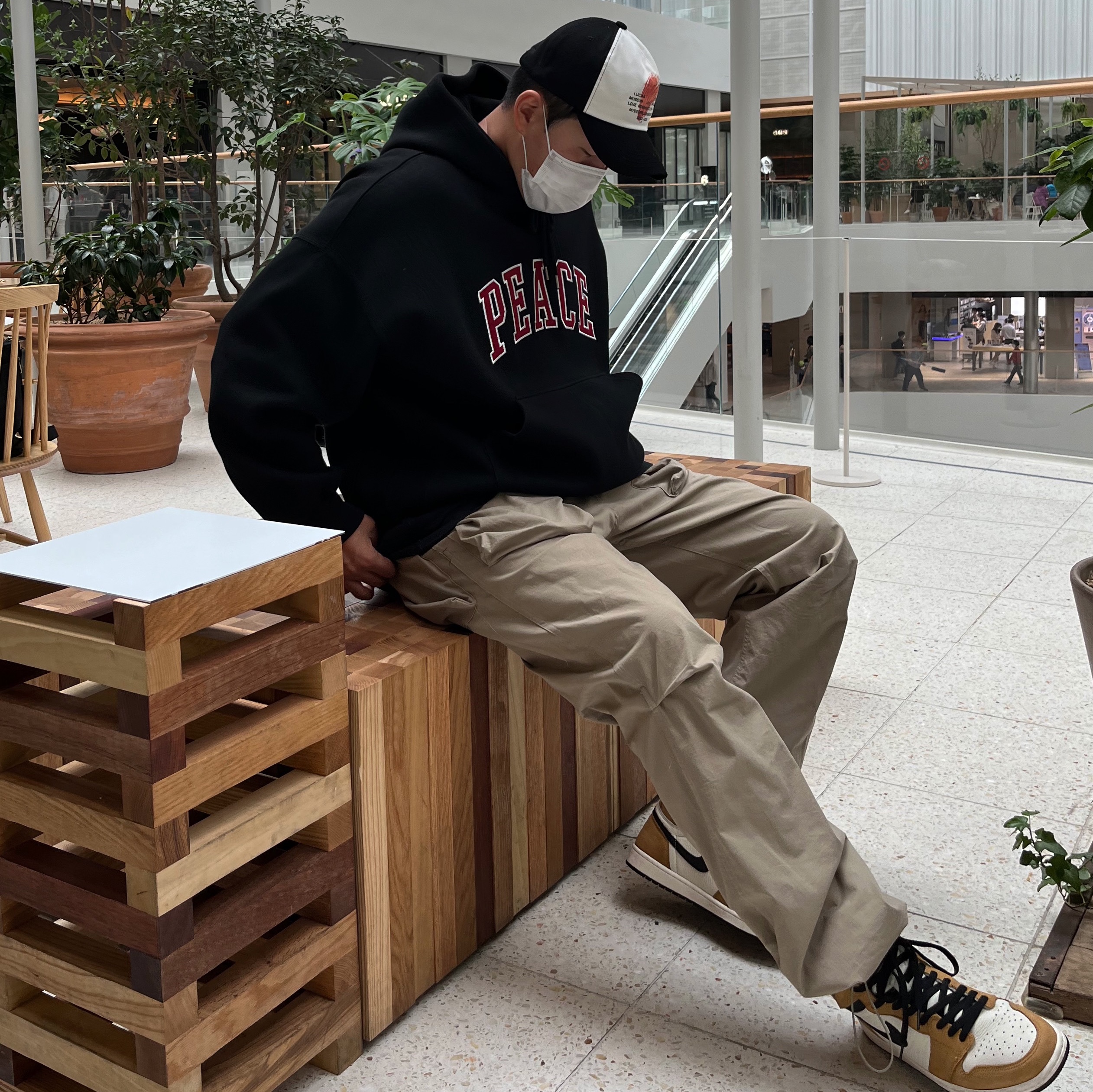 Jordan 1 Retro High Rookie of the Year, Supreme x The North Face Trekking Convertible Backpack + Waist Bag Stone - 22SS 착용 스타일 - 4