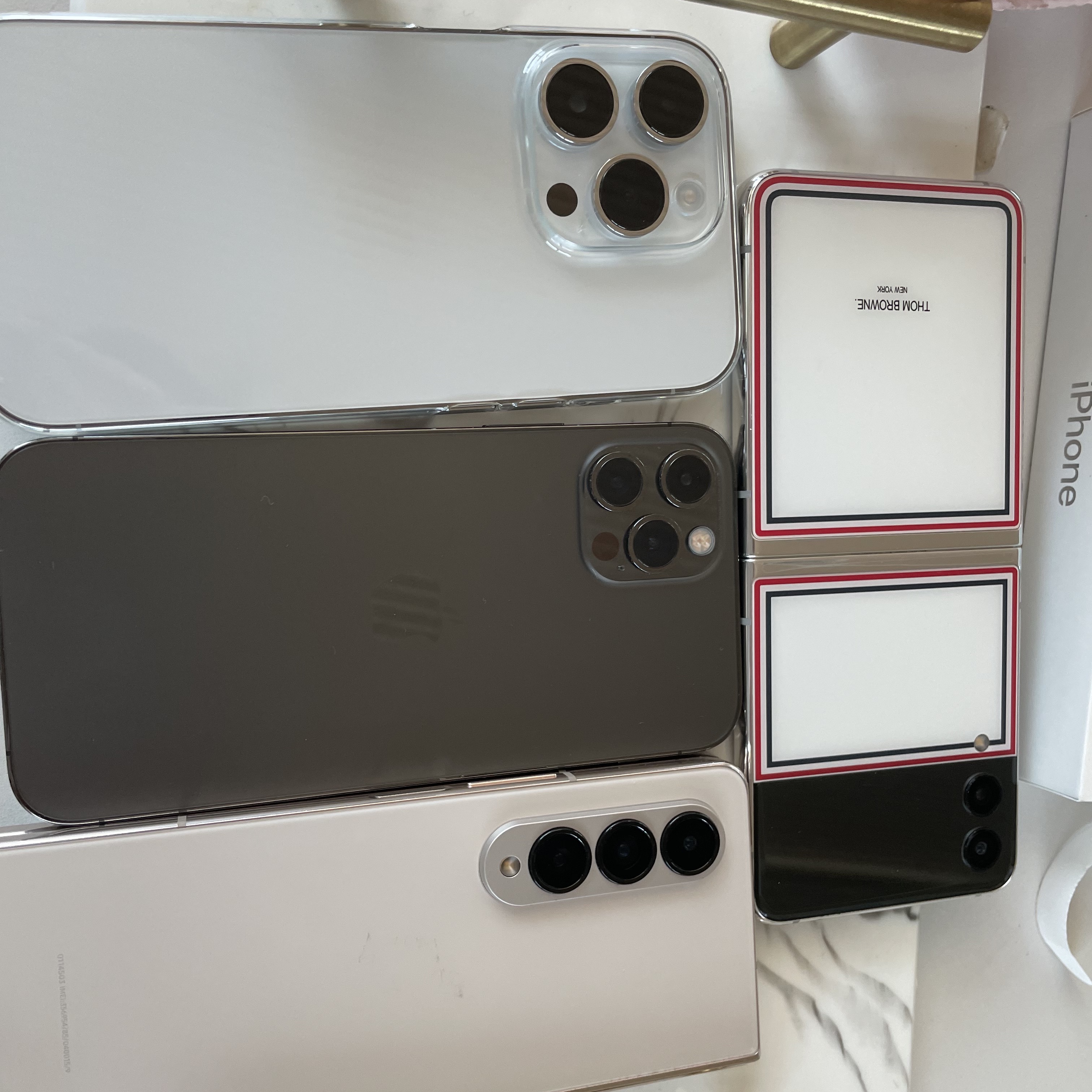 Apple iPhone 14 Pro 256GB Silver (Korean Ver.), Samsung Galaxy Z Flip3 Thom Browne Edition (Korean Ver.) 착용 스타일 - 2