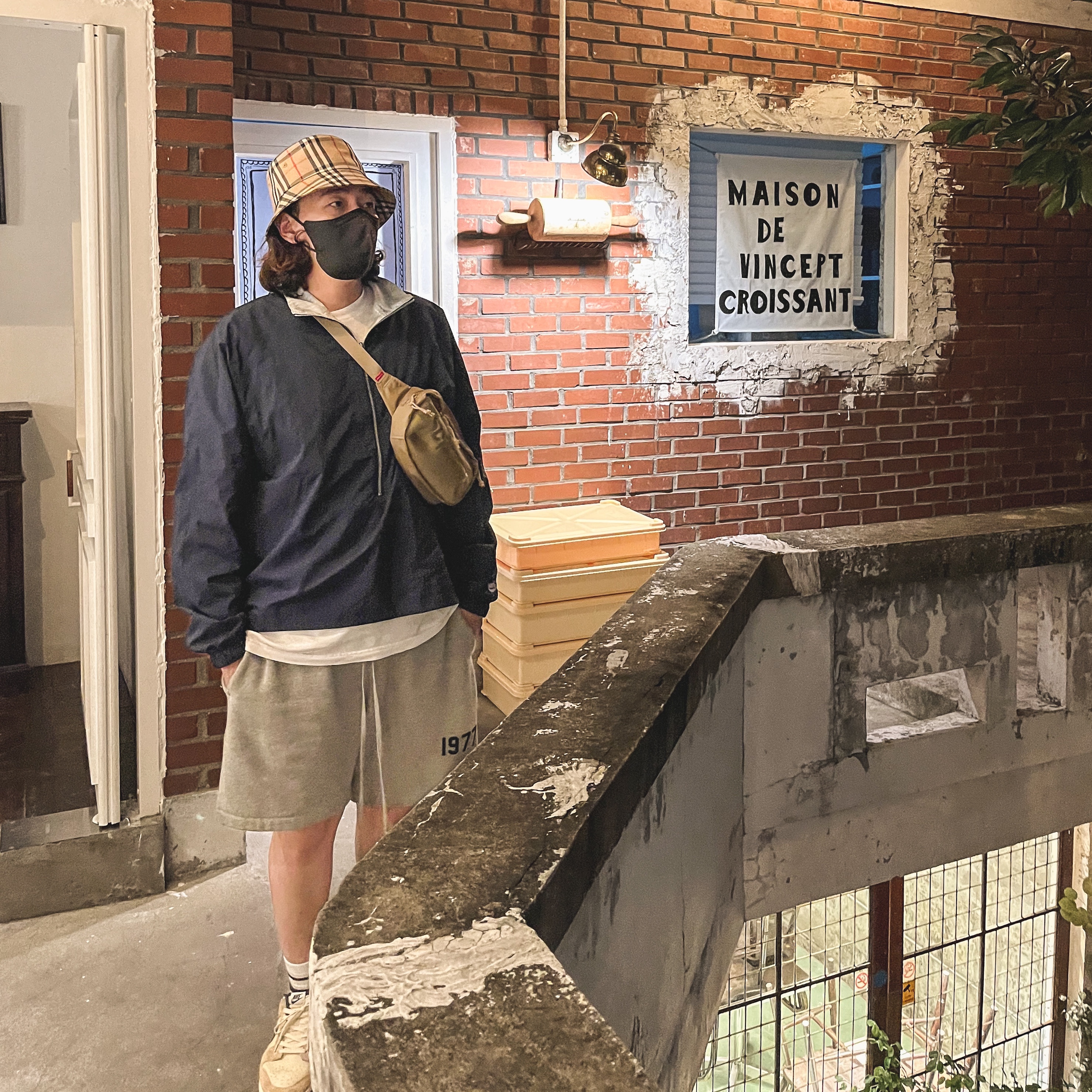 Burberry Vintage Check Technical Cotton Bucket Hat, Nike x Kim Jones Reversible Wind Breaker Navy - US/EU 착용 스타일 - 1