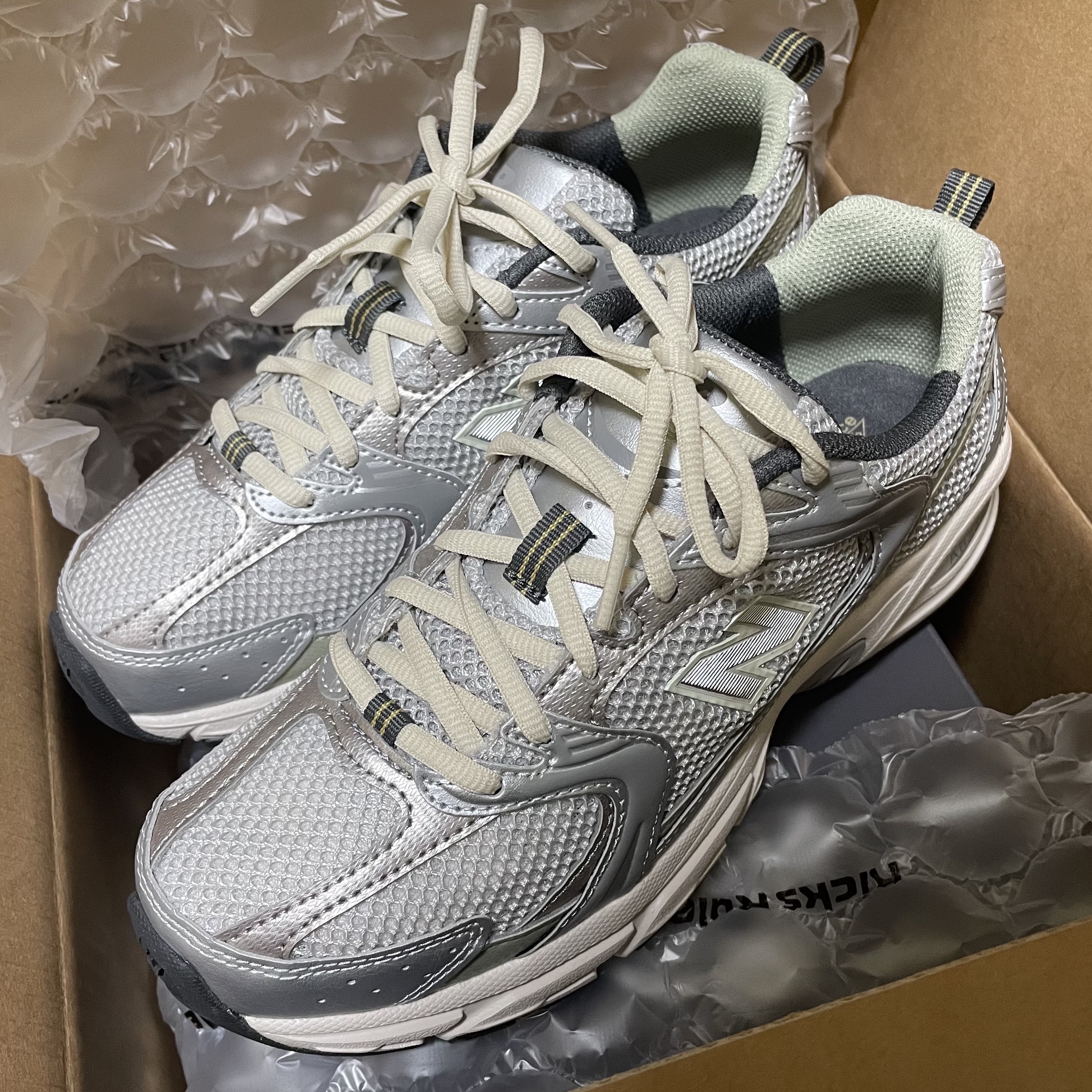 New Balance 530 Earth 착용 스타일 - 1