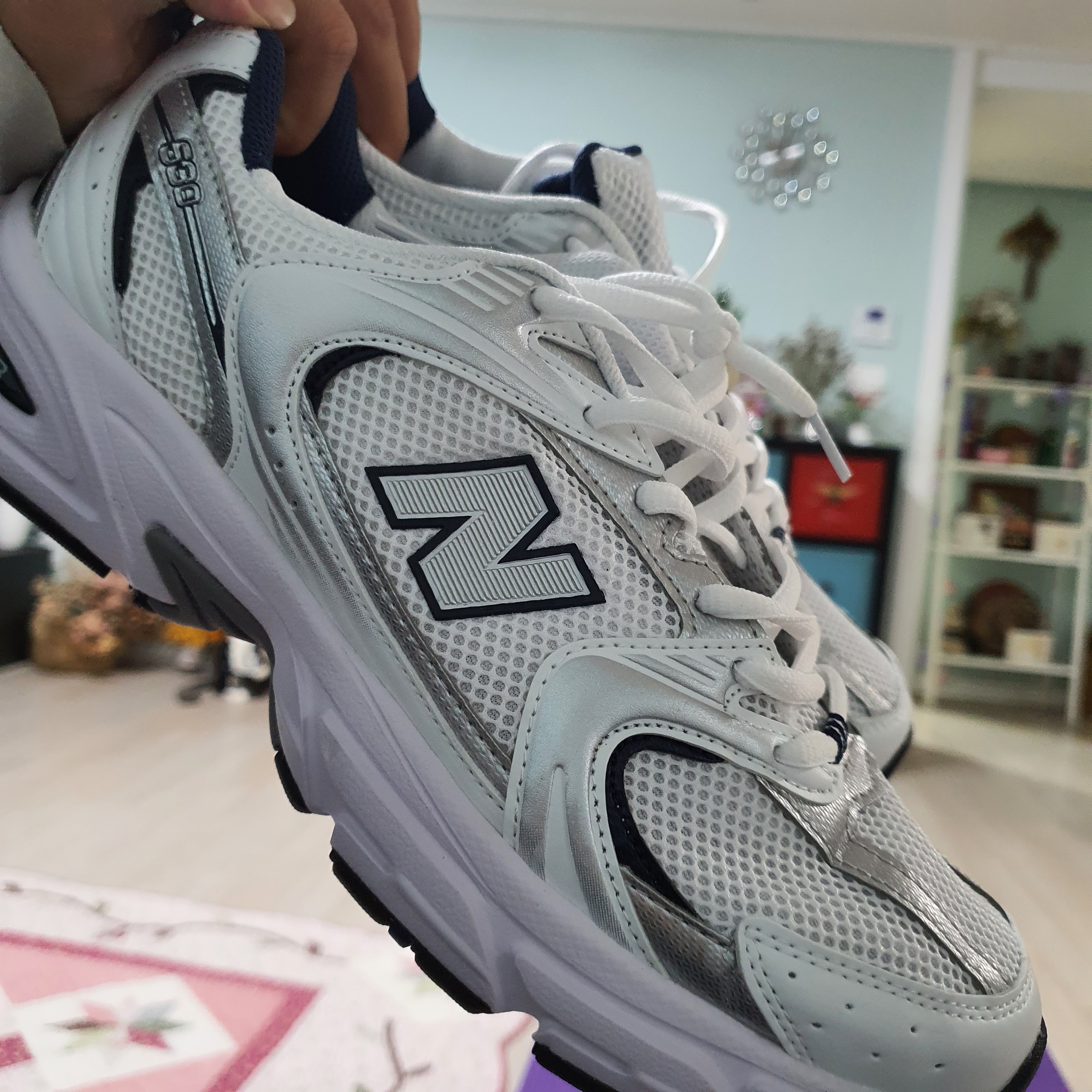 New Balance 530 White 착용 스타일 - 2