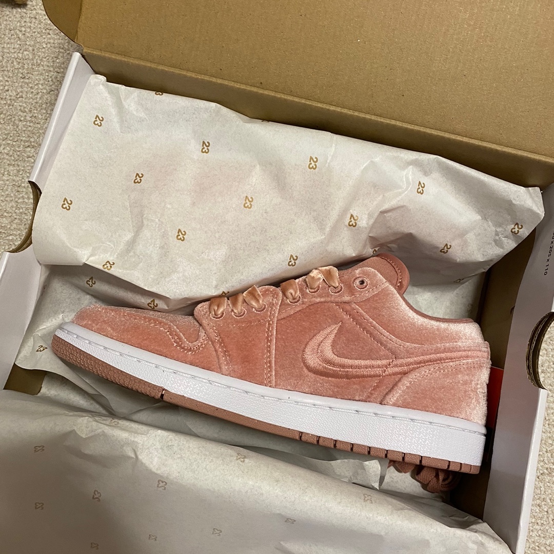 (W) Jordan 1 Low SE Pink Velvet 착용 스타일 - 2