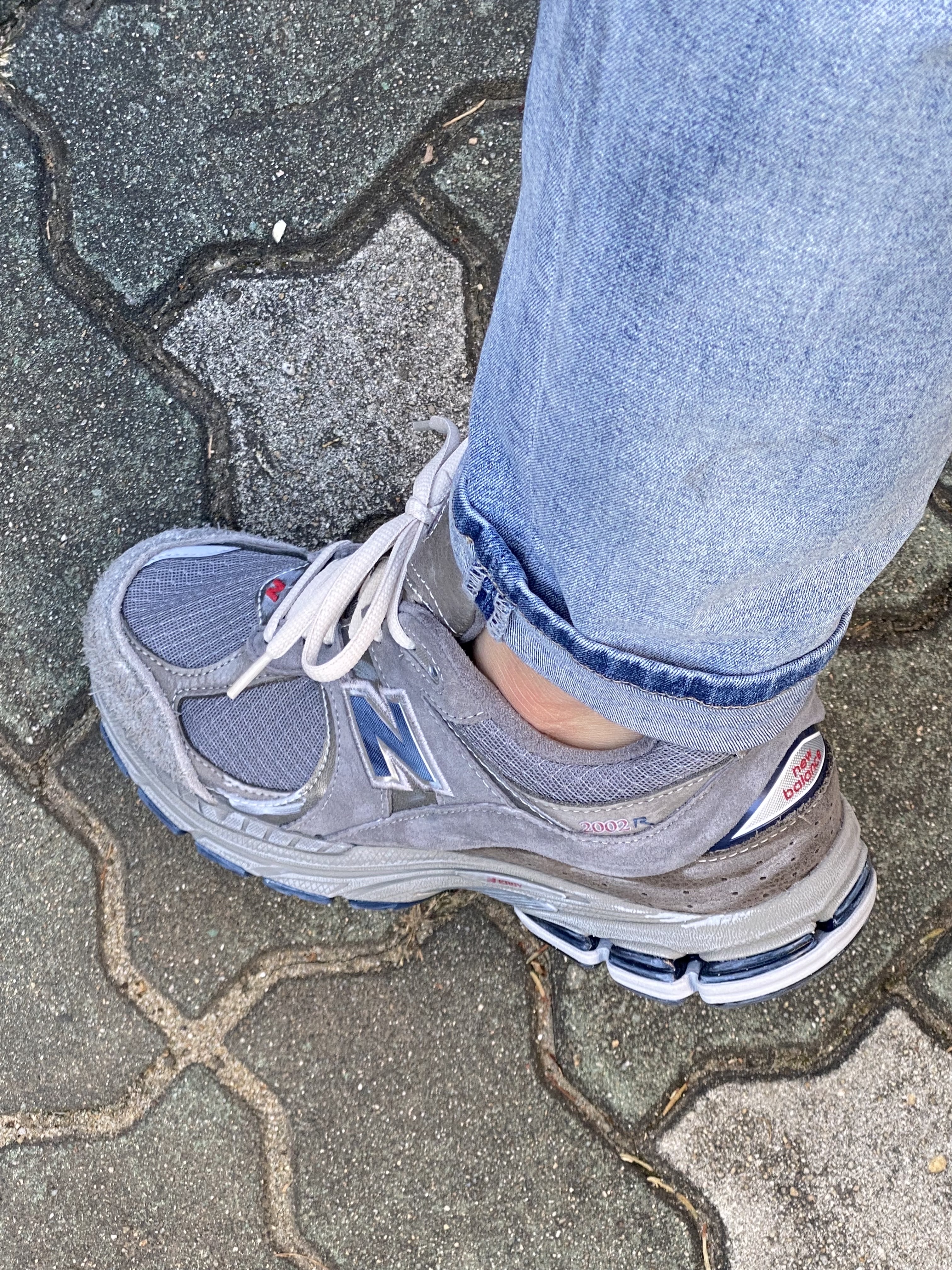 New Balance 2002R Premium Vintage Grey 착용 스타일 - 2