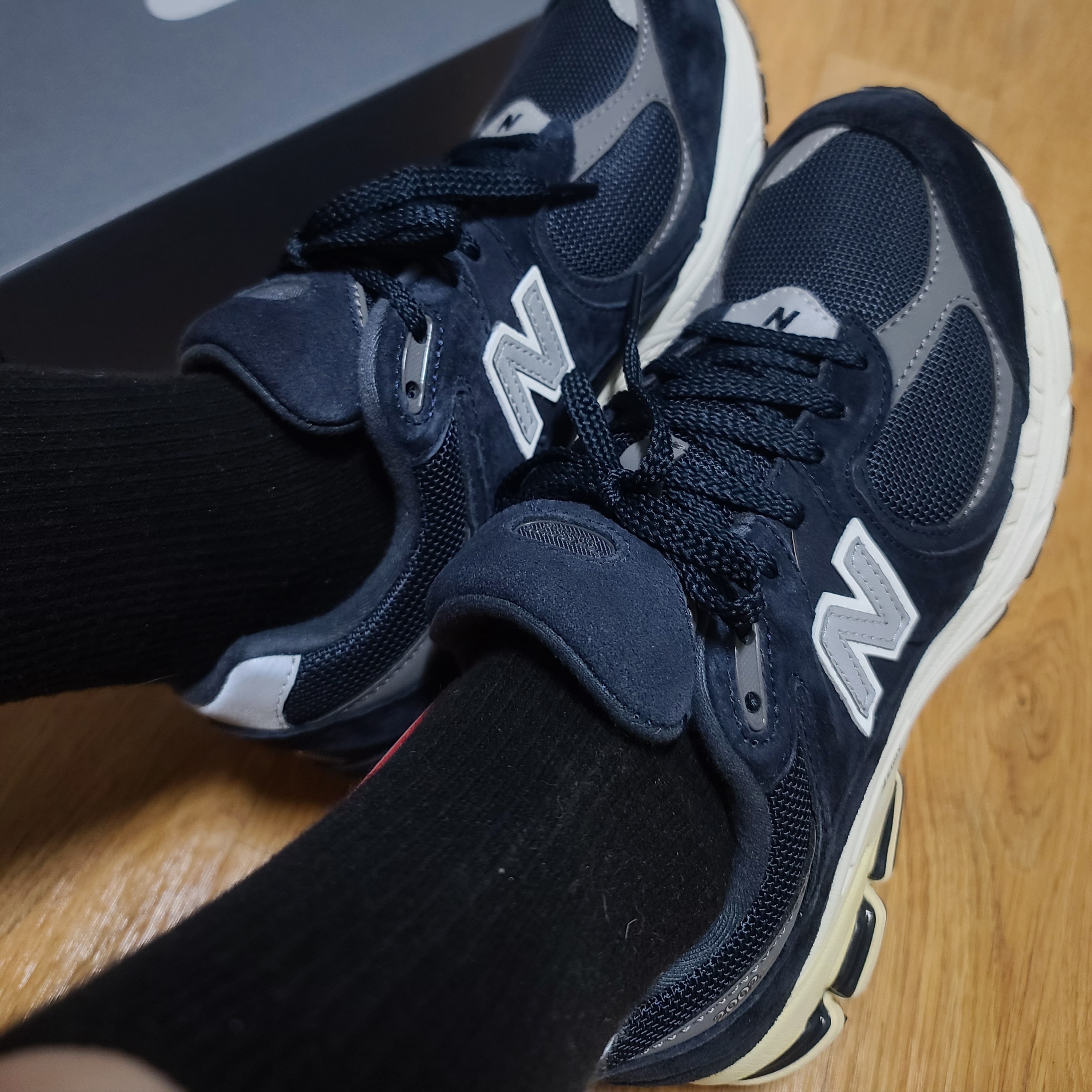 New Balance 2002R Eclipse Castlerock 착용 스타일 - 1
