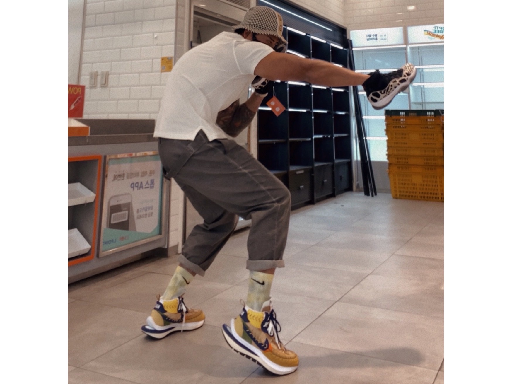 (W) Jordan 11 Retro Animal Instinct Black White, Nike x Sacai x Jean Paul Gaultier VaporWaffle Sesame Blue Void 착용 스타일 - 2
