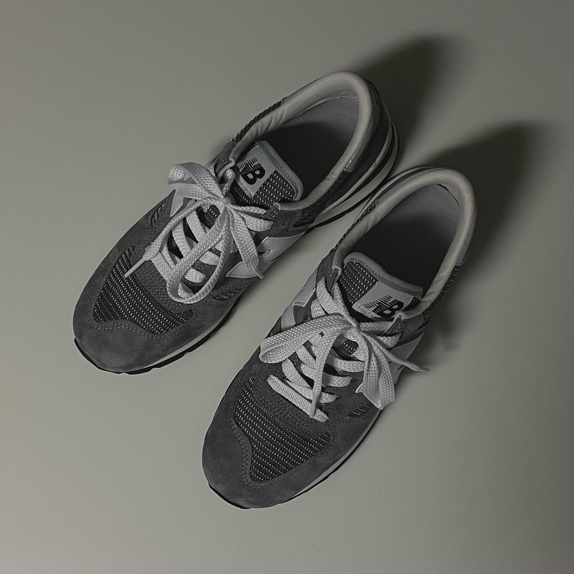 New Balance 990v1 Made in USA Grey White 착용 스타일 - 1
