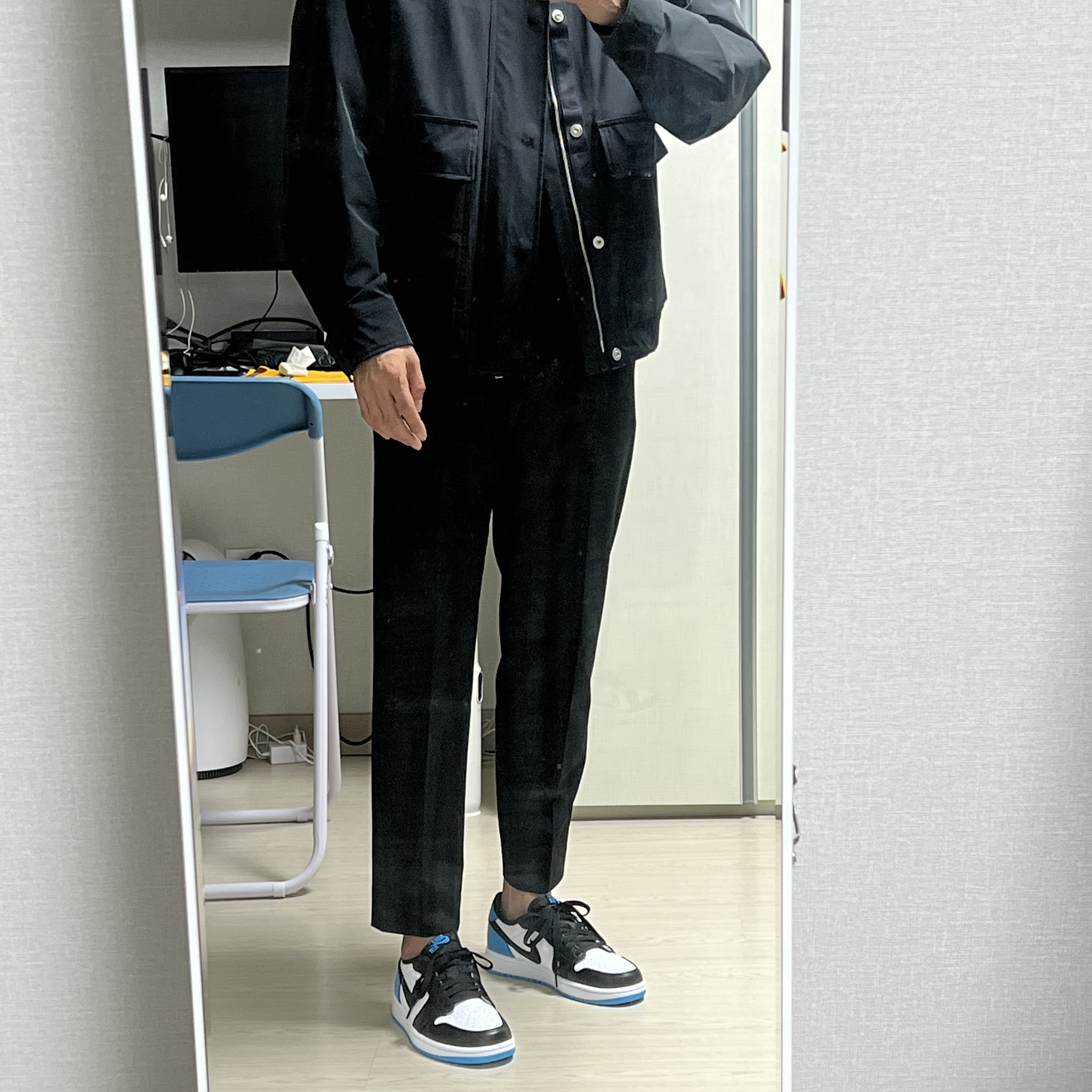 Jordan 1 Retro Low OG Black and Dark Powder Blue 착용 스타일