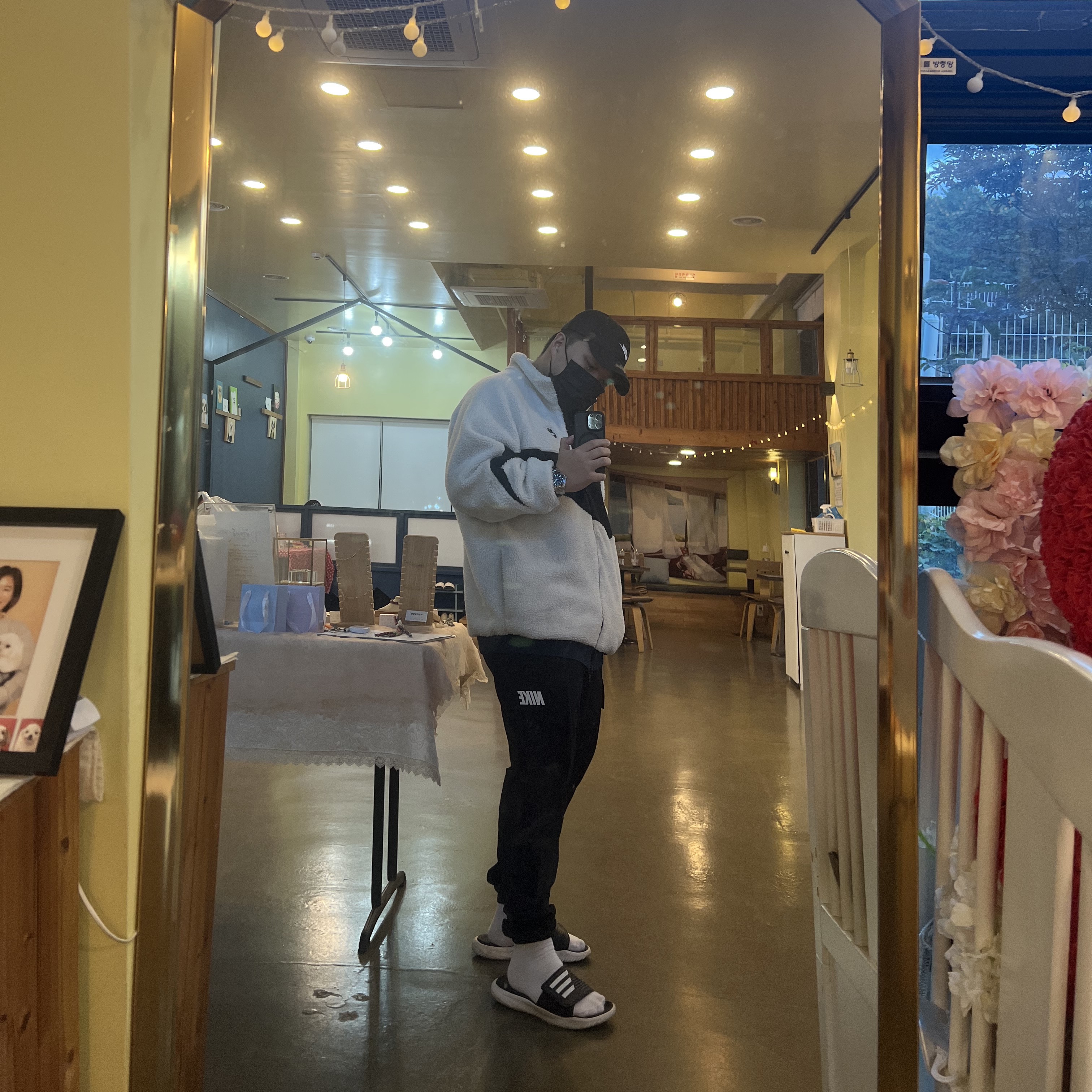Nike Big Swoosh Full Zip Jacket White Navy 착용 스타일 - 1