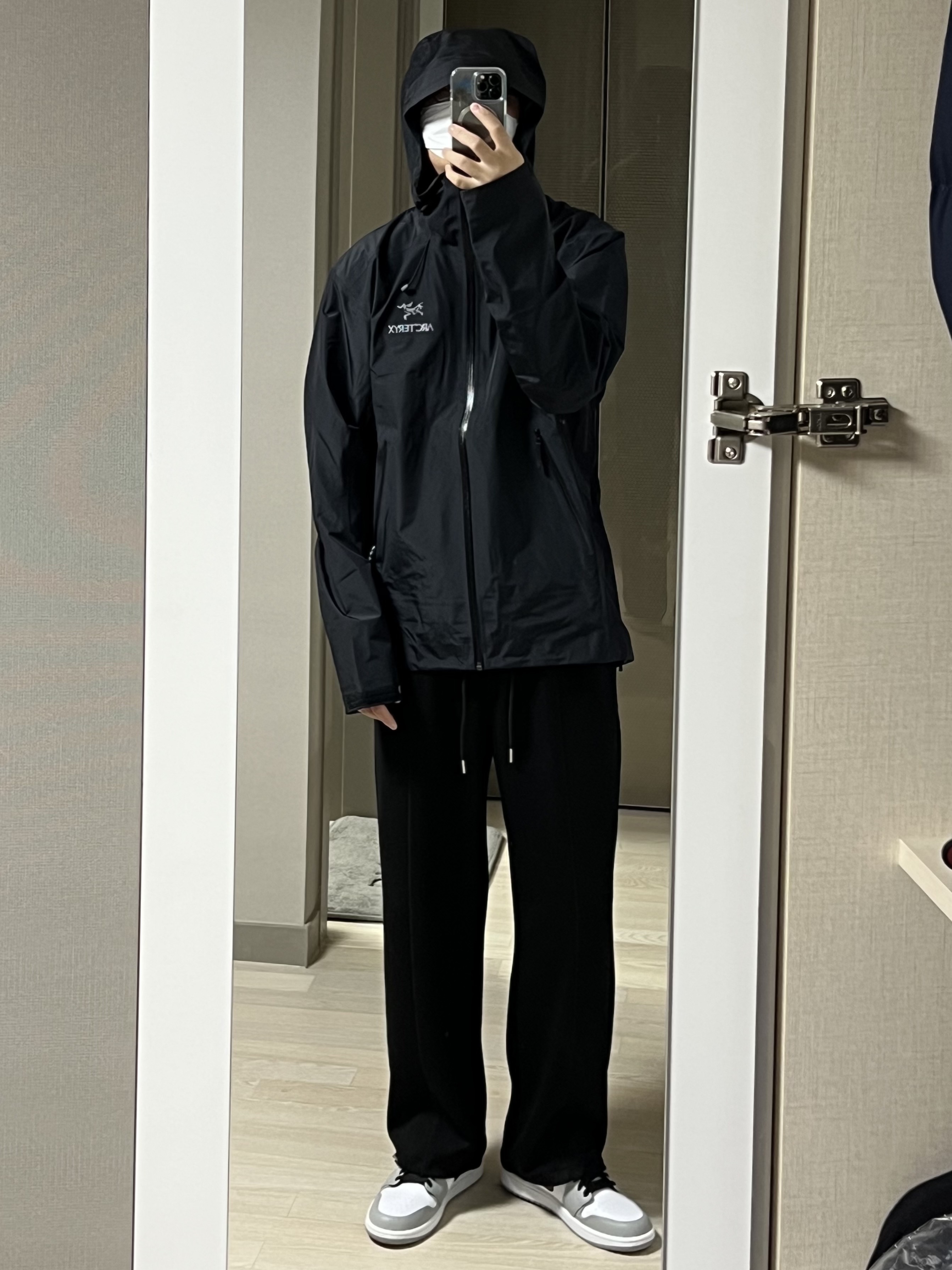Arc'teryx Beta LT Jacket Black, Jordan 1 Mid Light Smoke Grey 착용 스타일