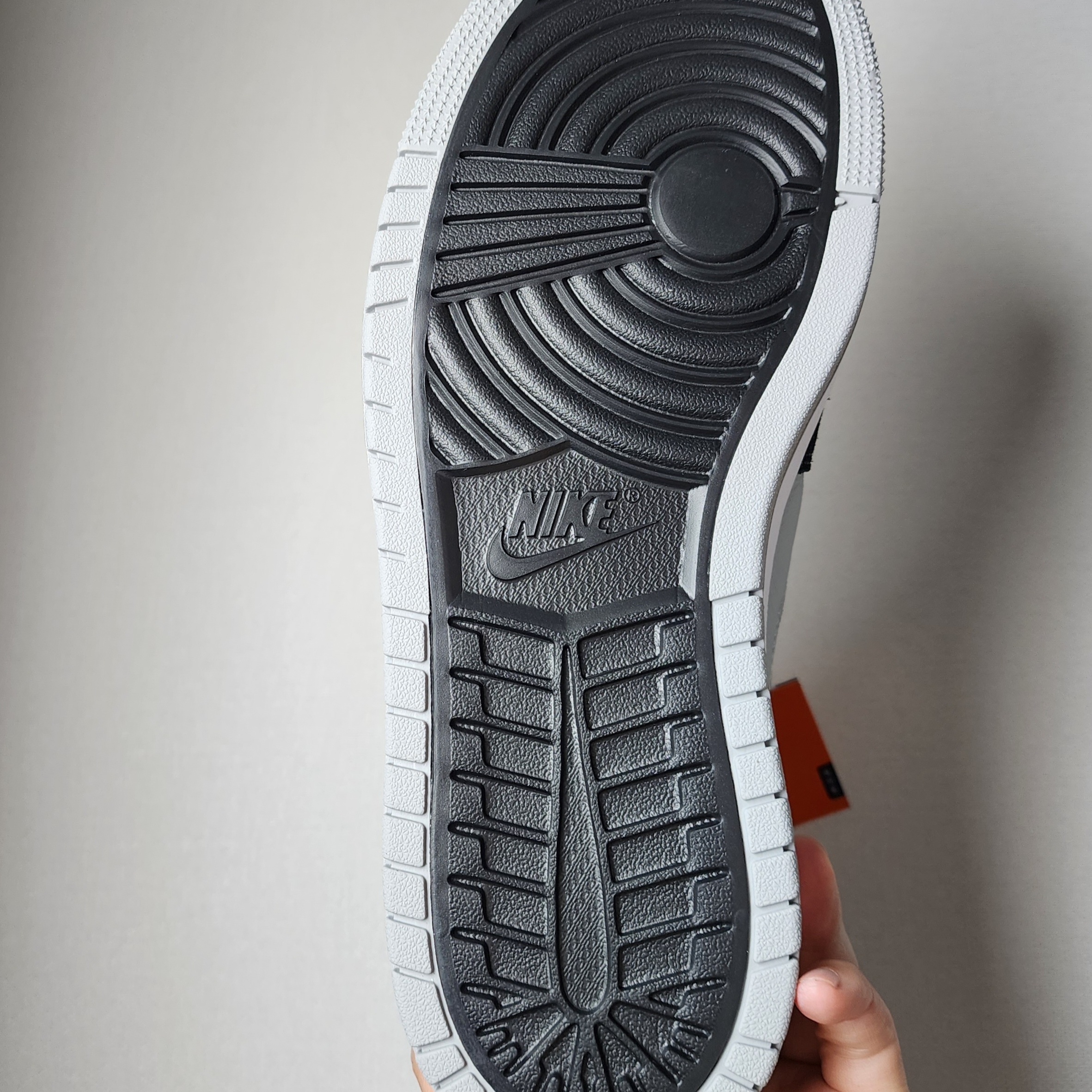 Jordan 1 Zoom Air CMFT Black Light Smoke Grey 착용 스타일 - 2