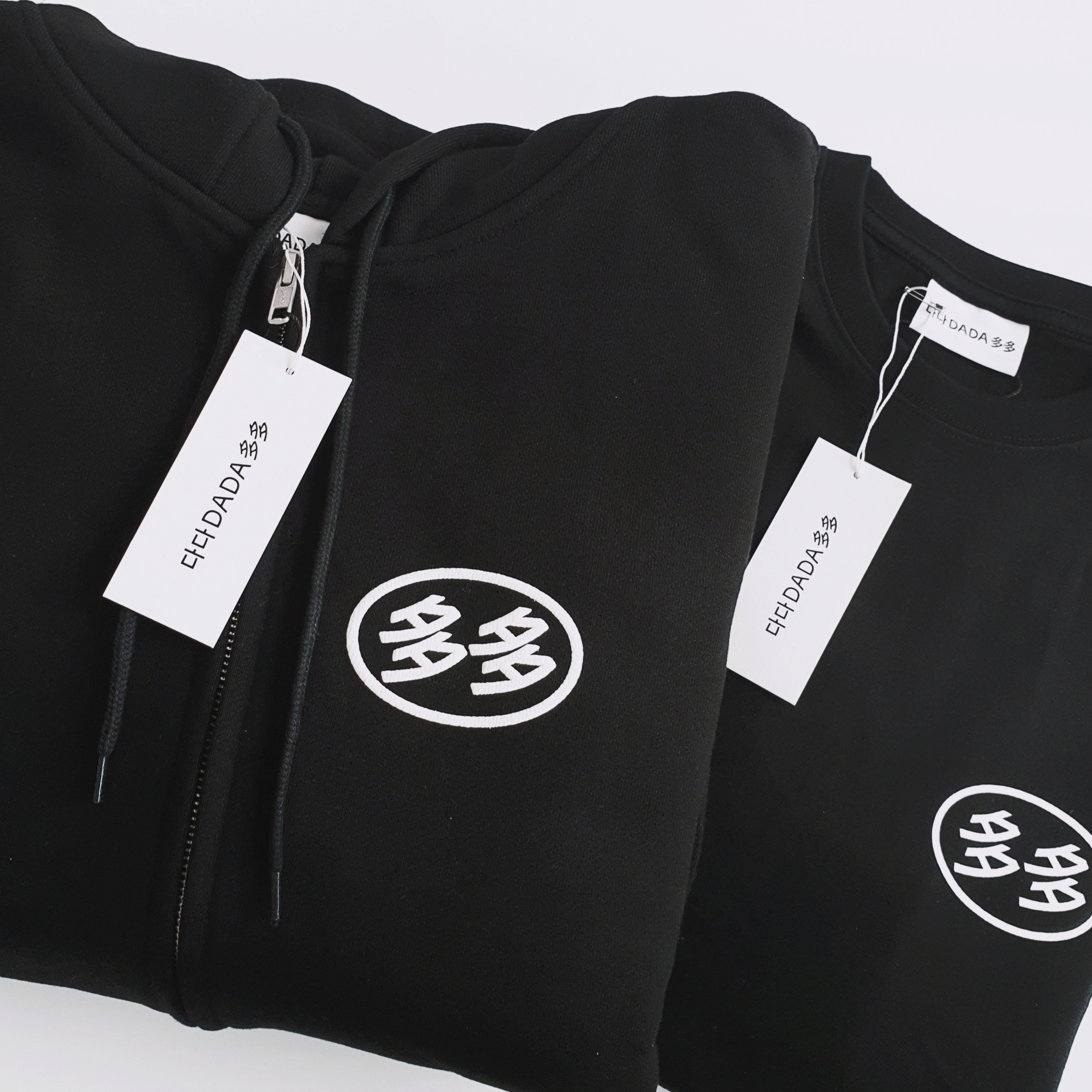 Dada Logo Hoodie Zip-Up Black, Dada Logo LS T-Shirt Black 착용 스타일