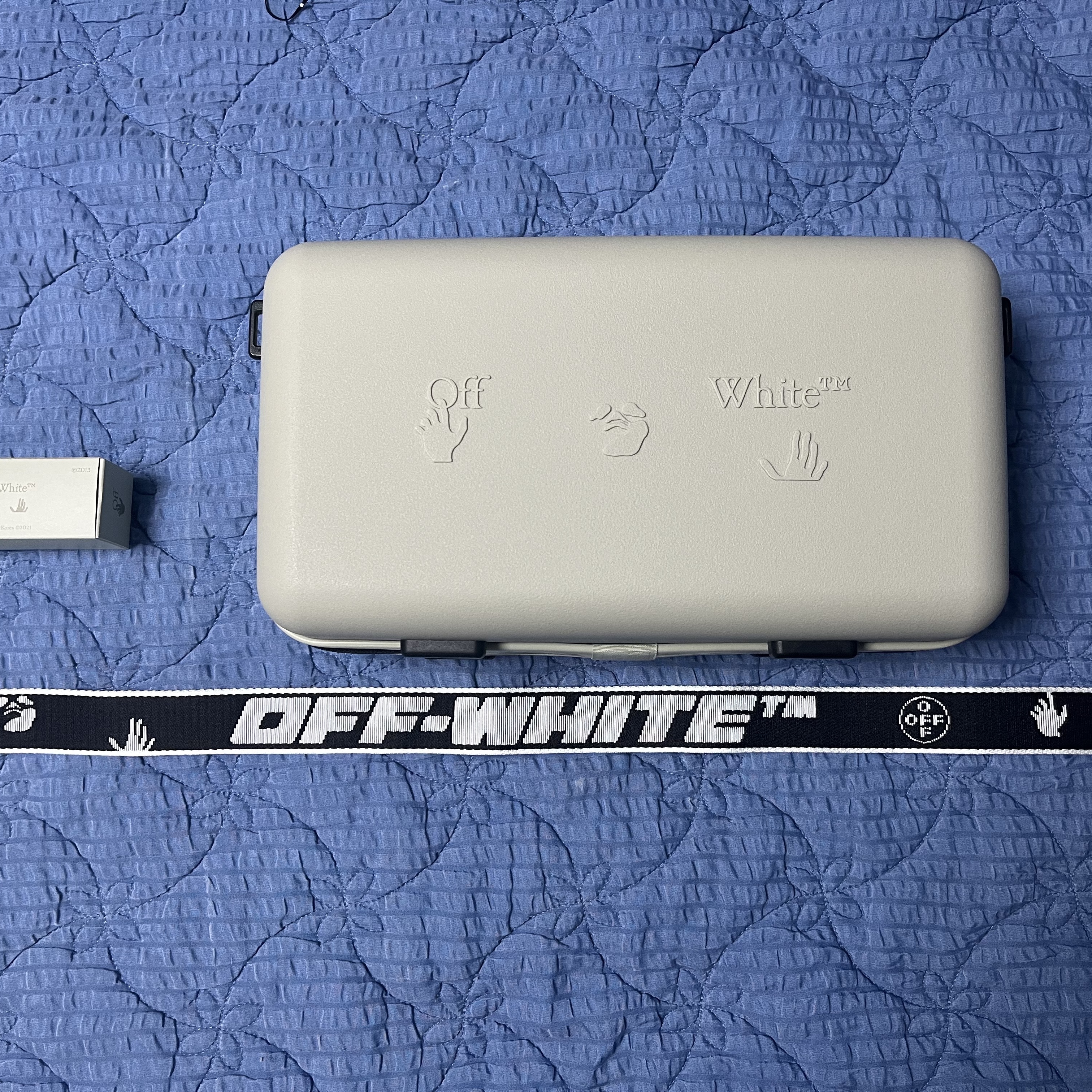 Off-White x Amore Pacific Protection Box (Without Cosmetics) 착용 스타일 - 1