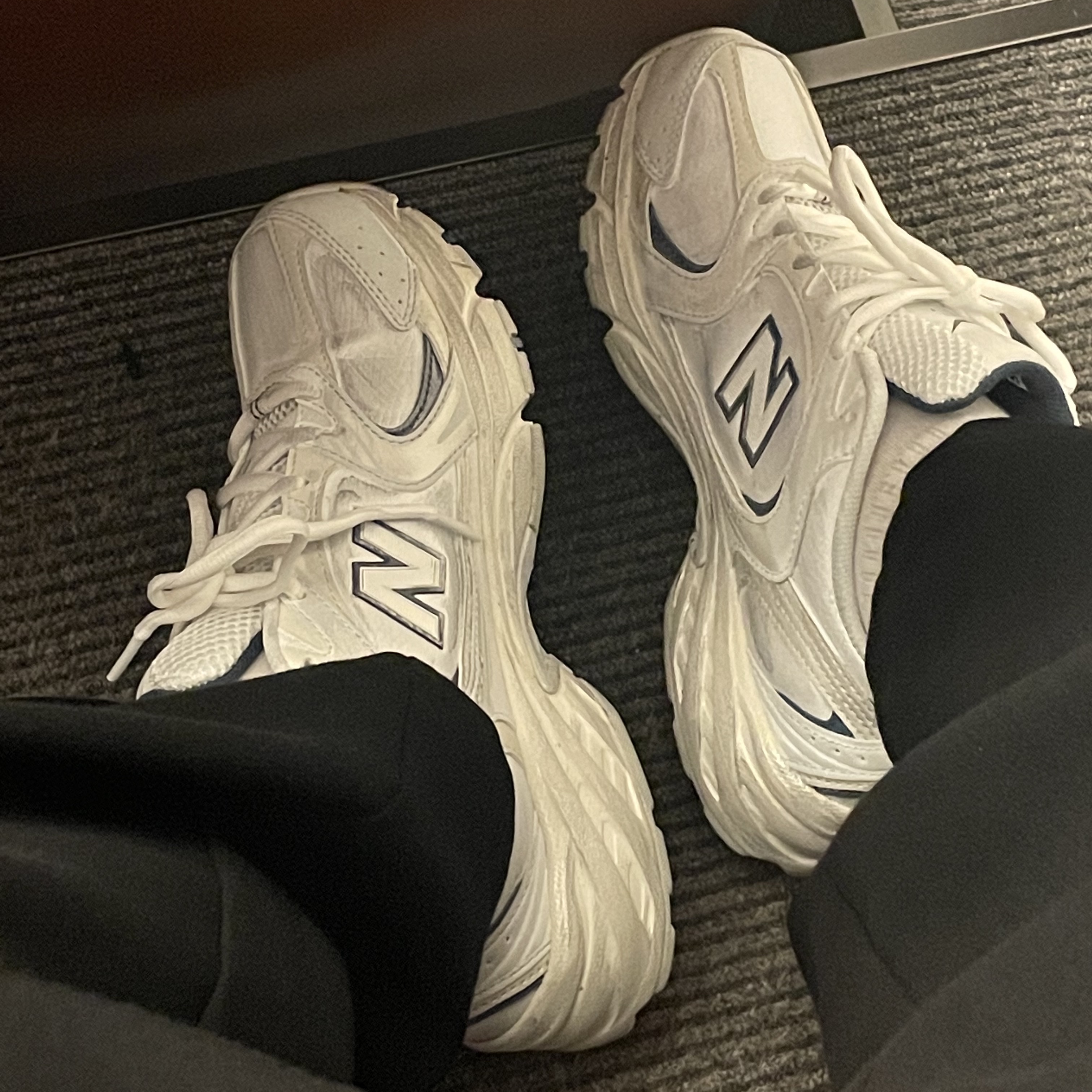 New Balance 530 White Indigo Blue 착용 스타일 - 2