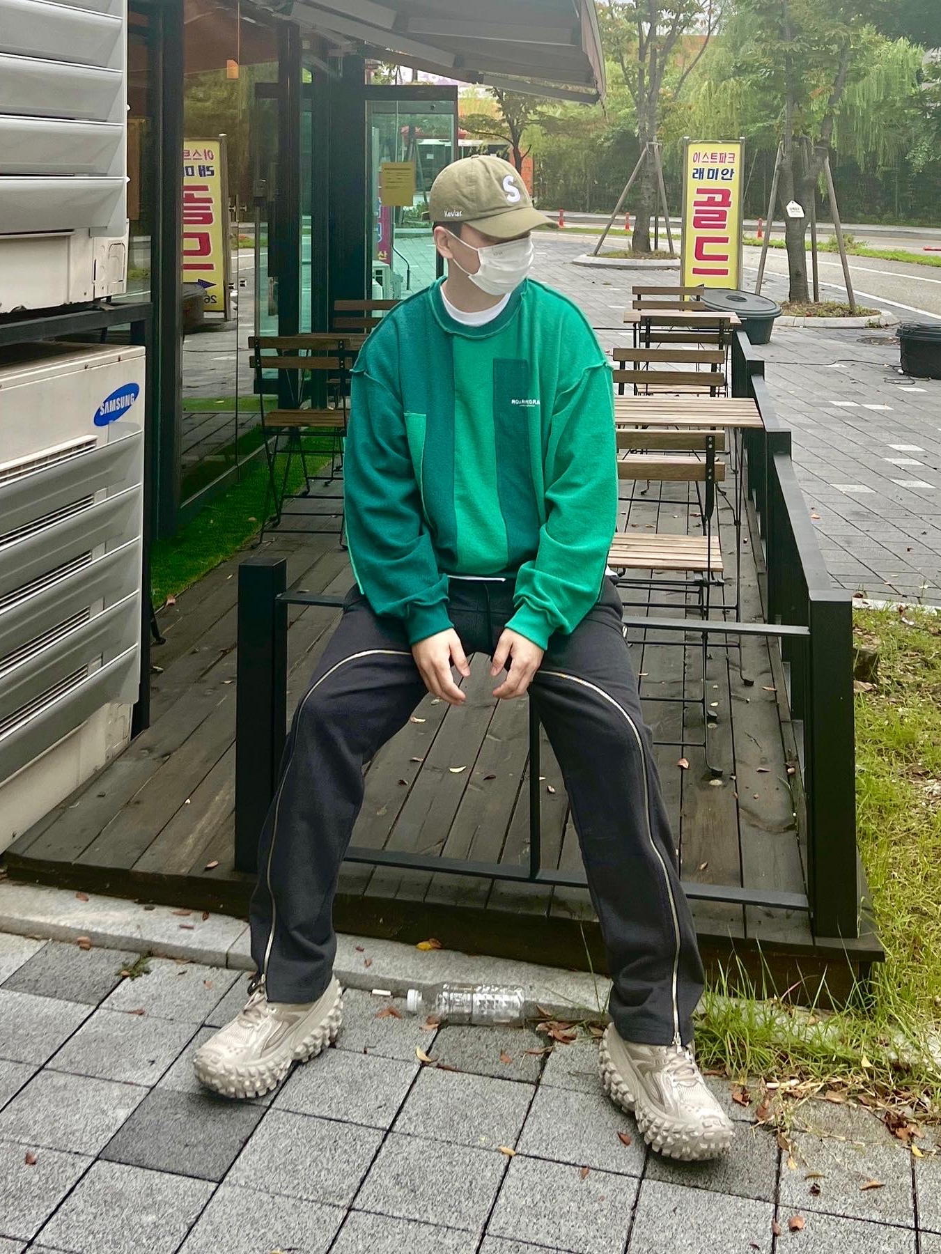 Balenciaga Defender Sneakers Beige, Supreme Kevlar Denim S Logo 6-Panel Olive - 22SS 착용 스타일 - 2