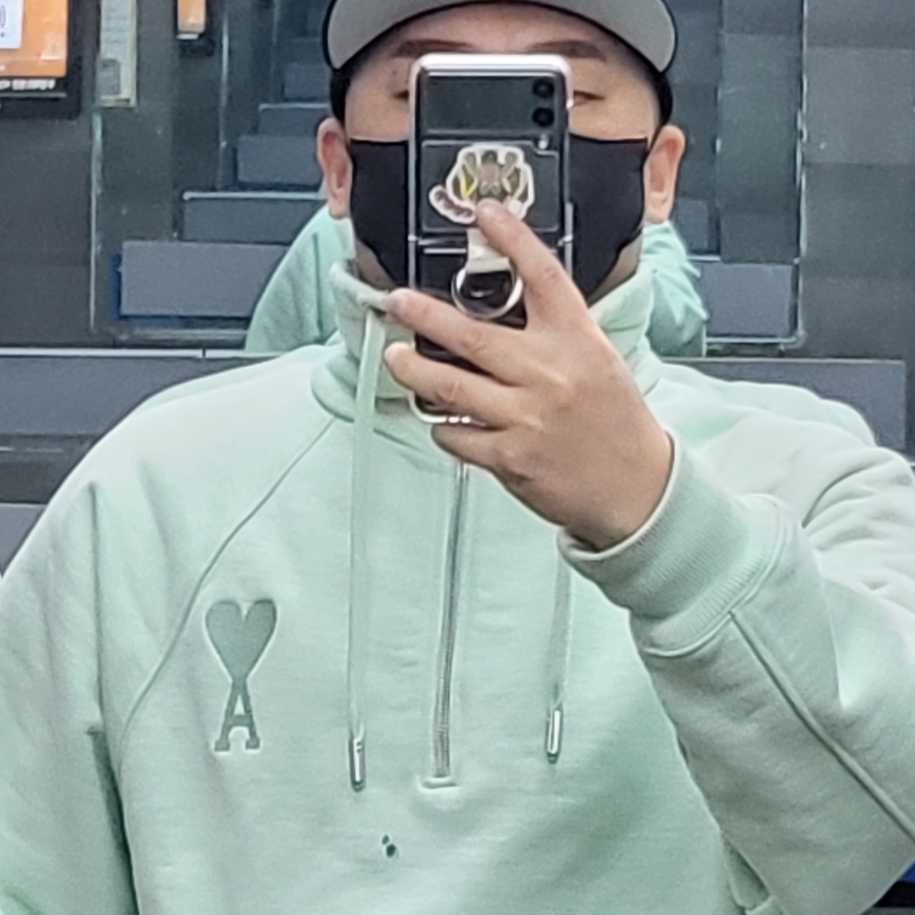 AMI de Coeur Tone-On-Tone Half Zip Sweatshirt Aqua 착용 스타일