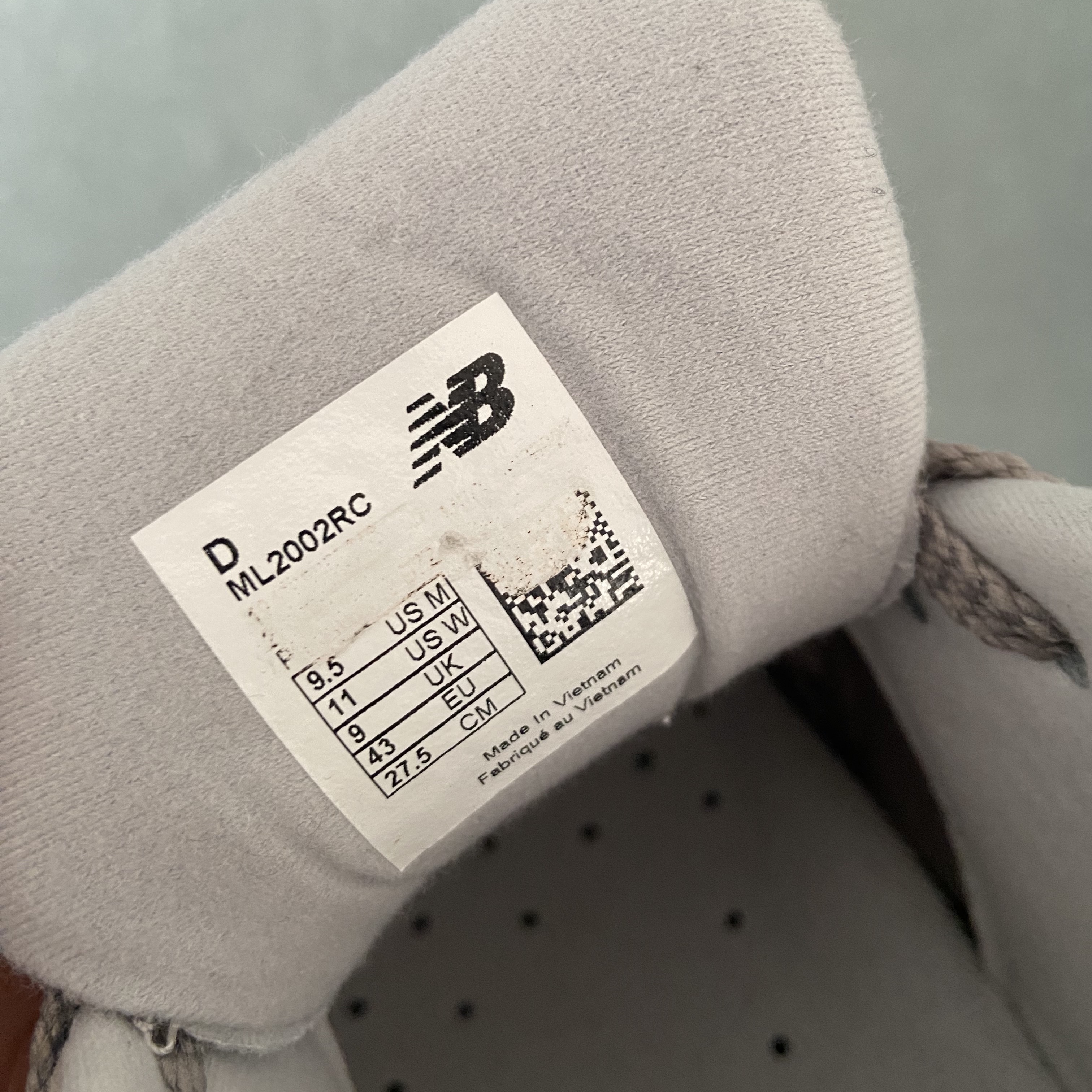 New Balance 2002R Grey 착용 스타일