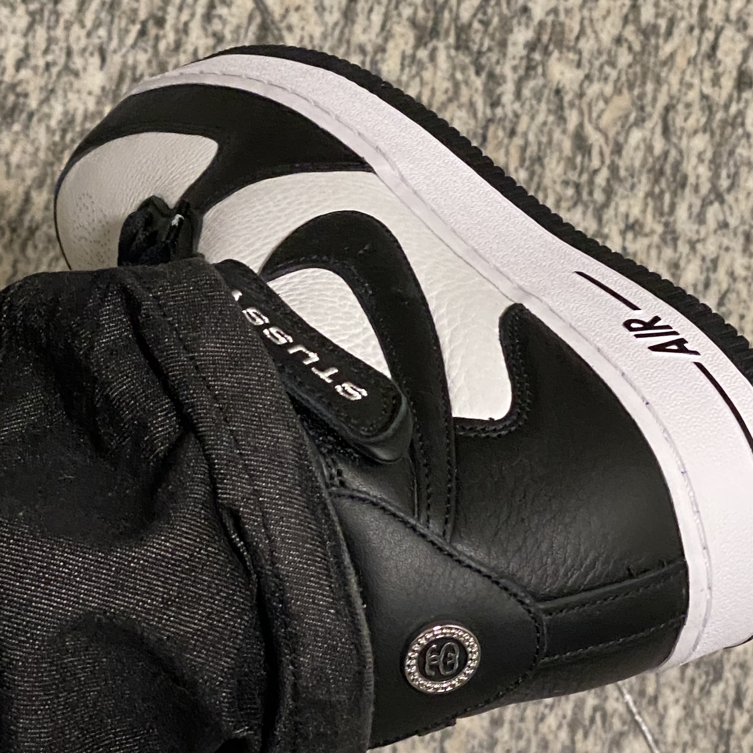 Nike x Stussy Air Force 1 '07 Mid SP Black and Light Bone 착용 스타일 - 1