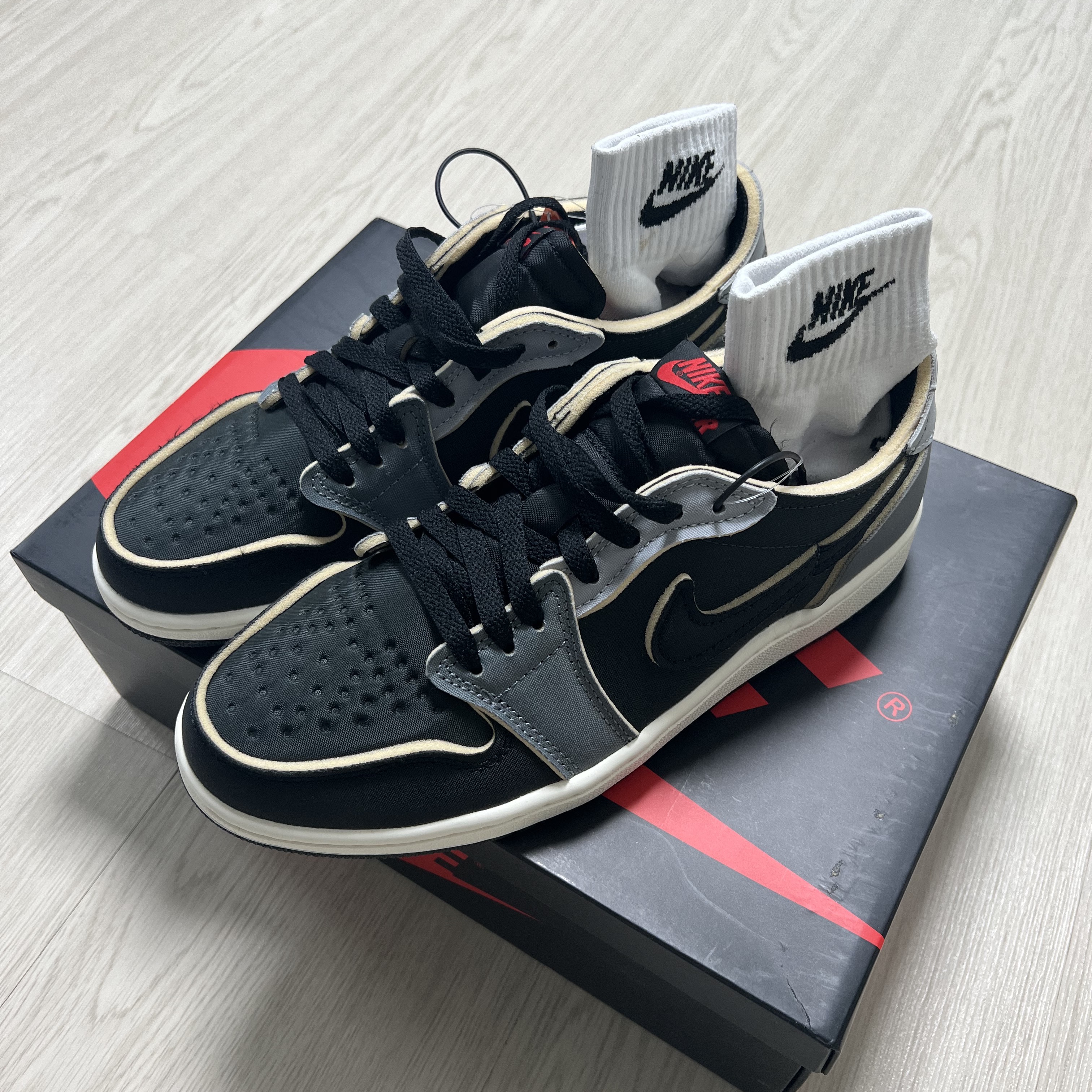 Jordan 1 Retro Low OG EX Black and Smoke Grey 착용 스타일