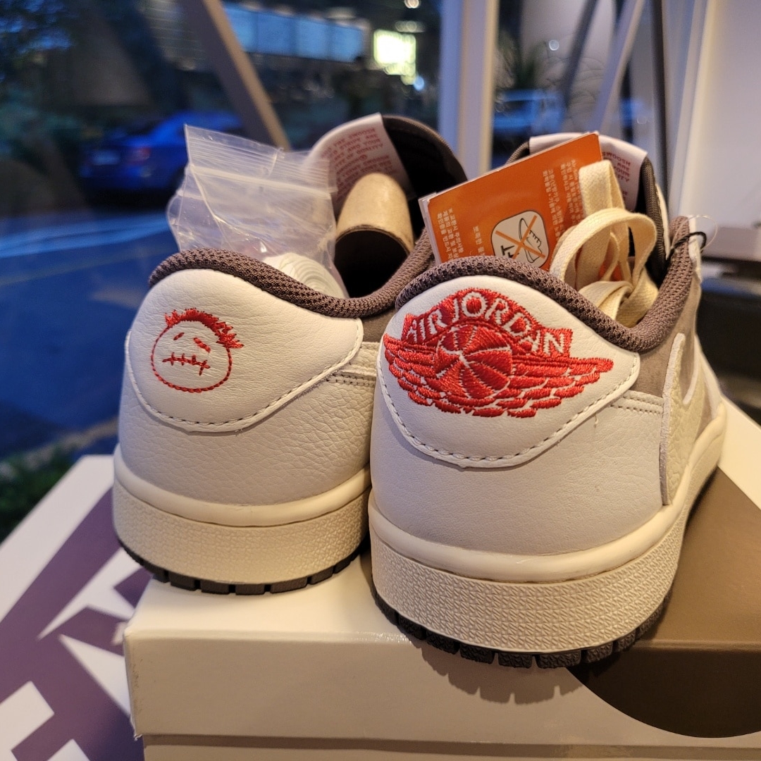 Jordan 1 x Travis Scott Retro Low OG SP Sail and Ridgerock 착용 스타일
