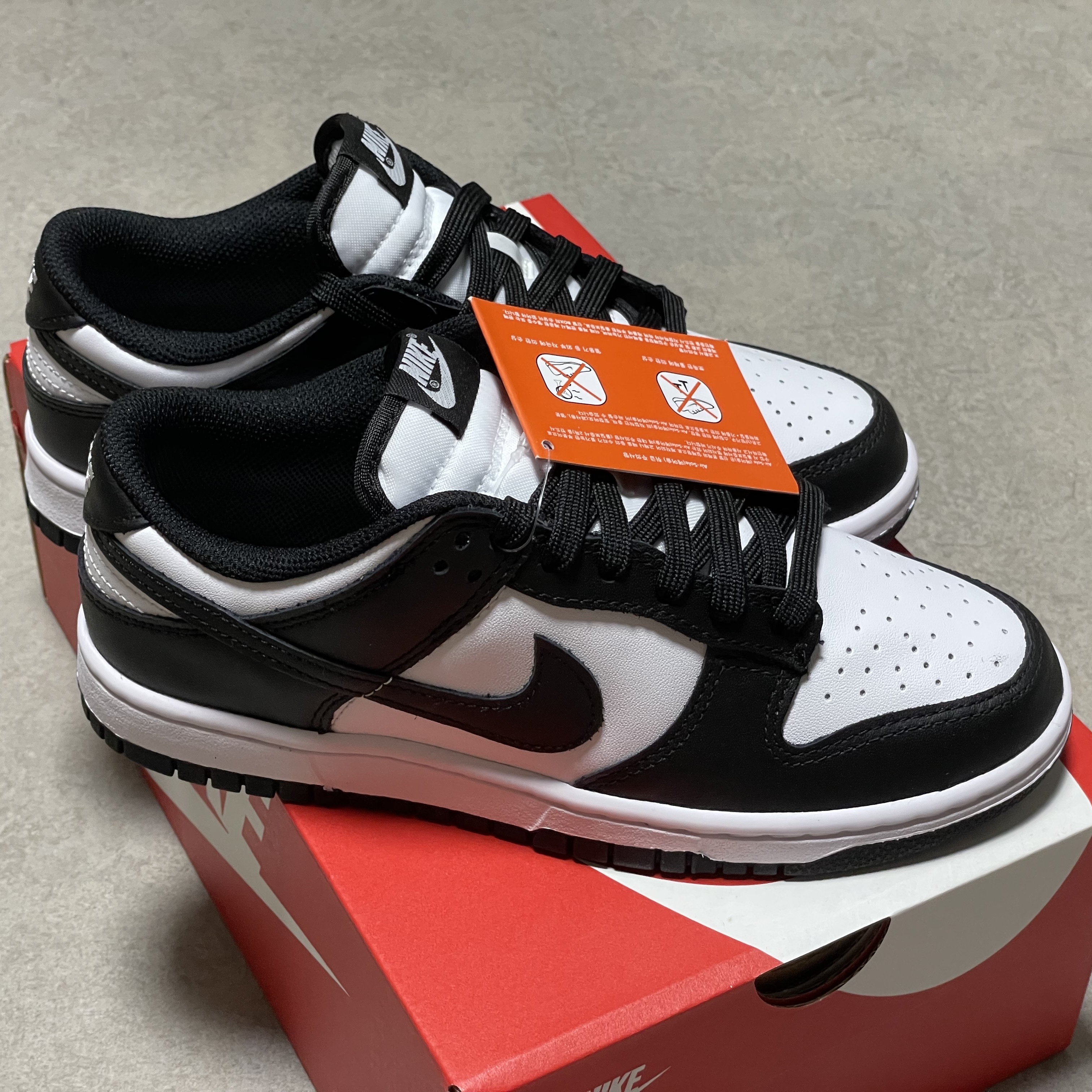 (W) Nike Dunk Low Black 착용 스타일 - 1