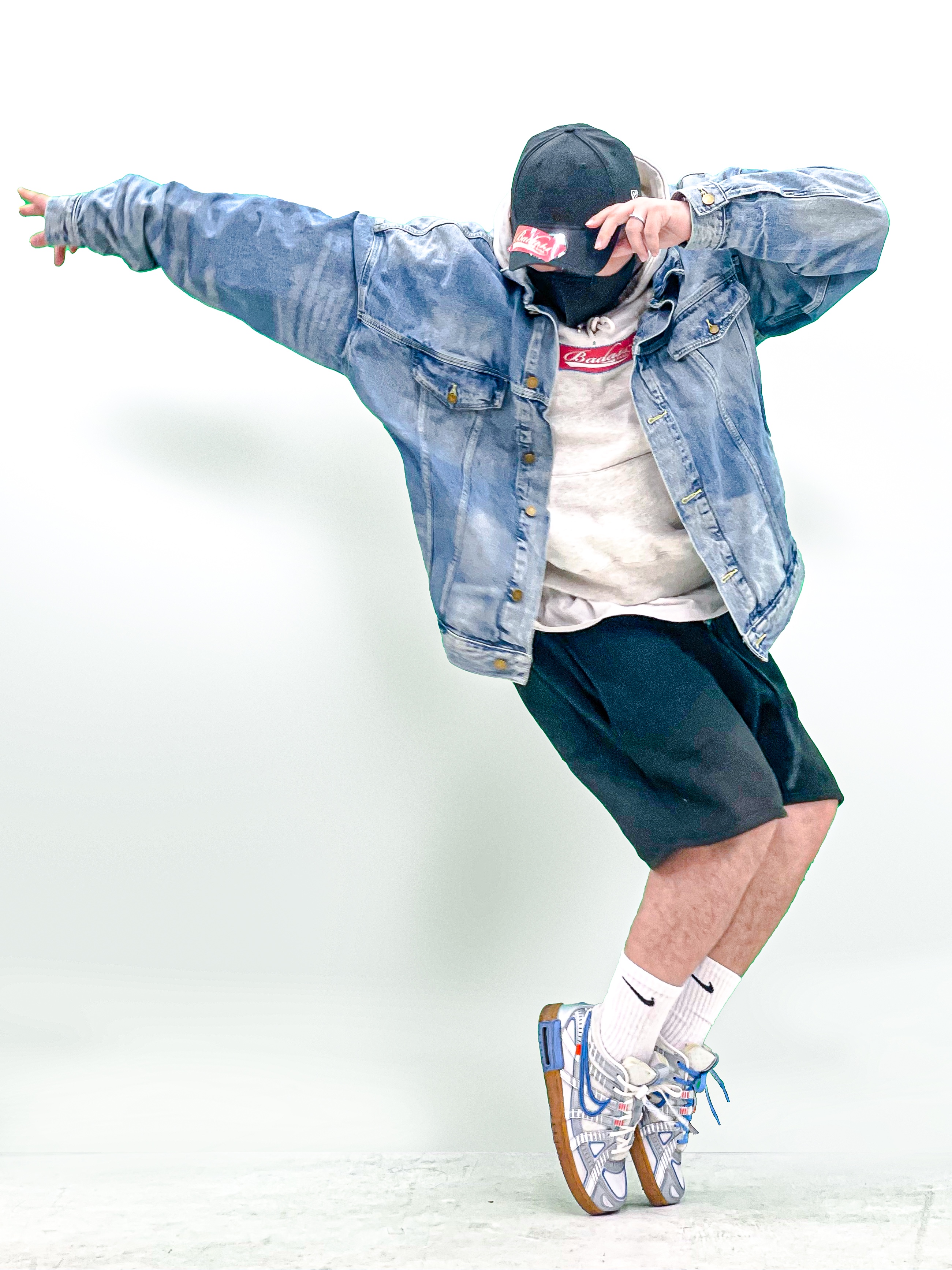 Essentials Trucker Jacket Indigo, Essentials Sweatshorts Black 2020 착용 스타일