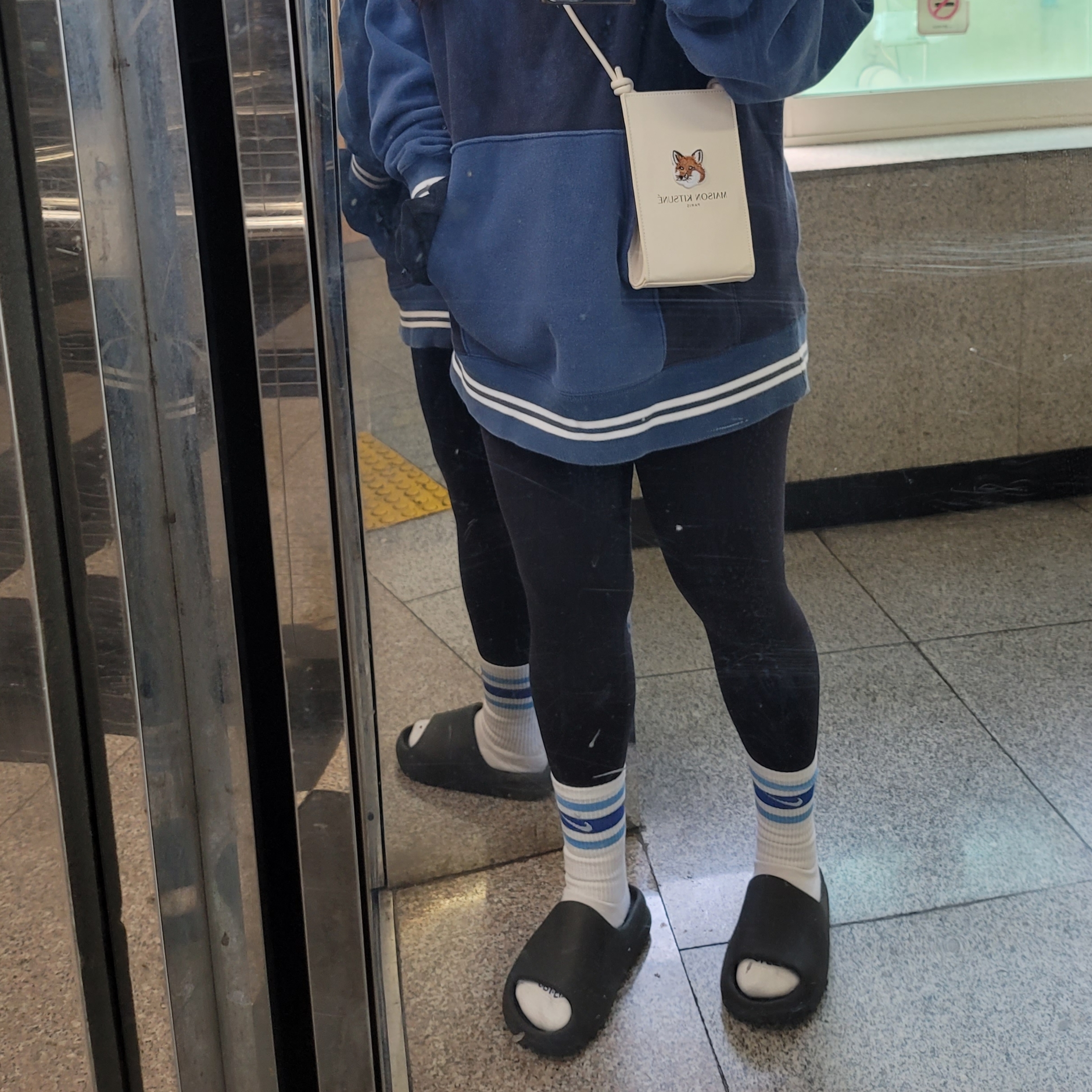 Maison Kitsune x Laneige Crossbody Bag, Adidas Yeezy Slide Onyx 착용 스타일