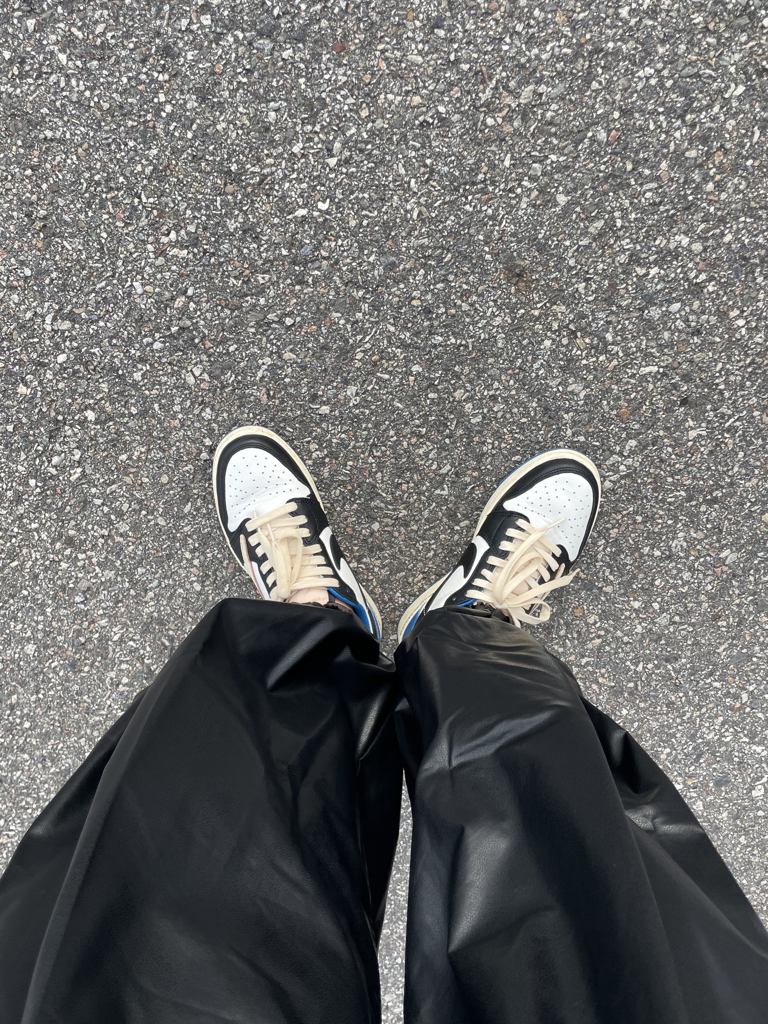 Jordan 1 x Travis Scott x Fragment Retro Low OG SP Military Blue, Yeezy Gap Engineered By Balenciaga Dove Shrunken Hoodie Black 착용 스타일 - 3