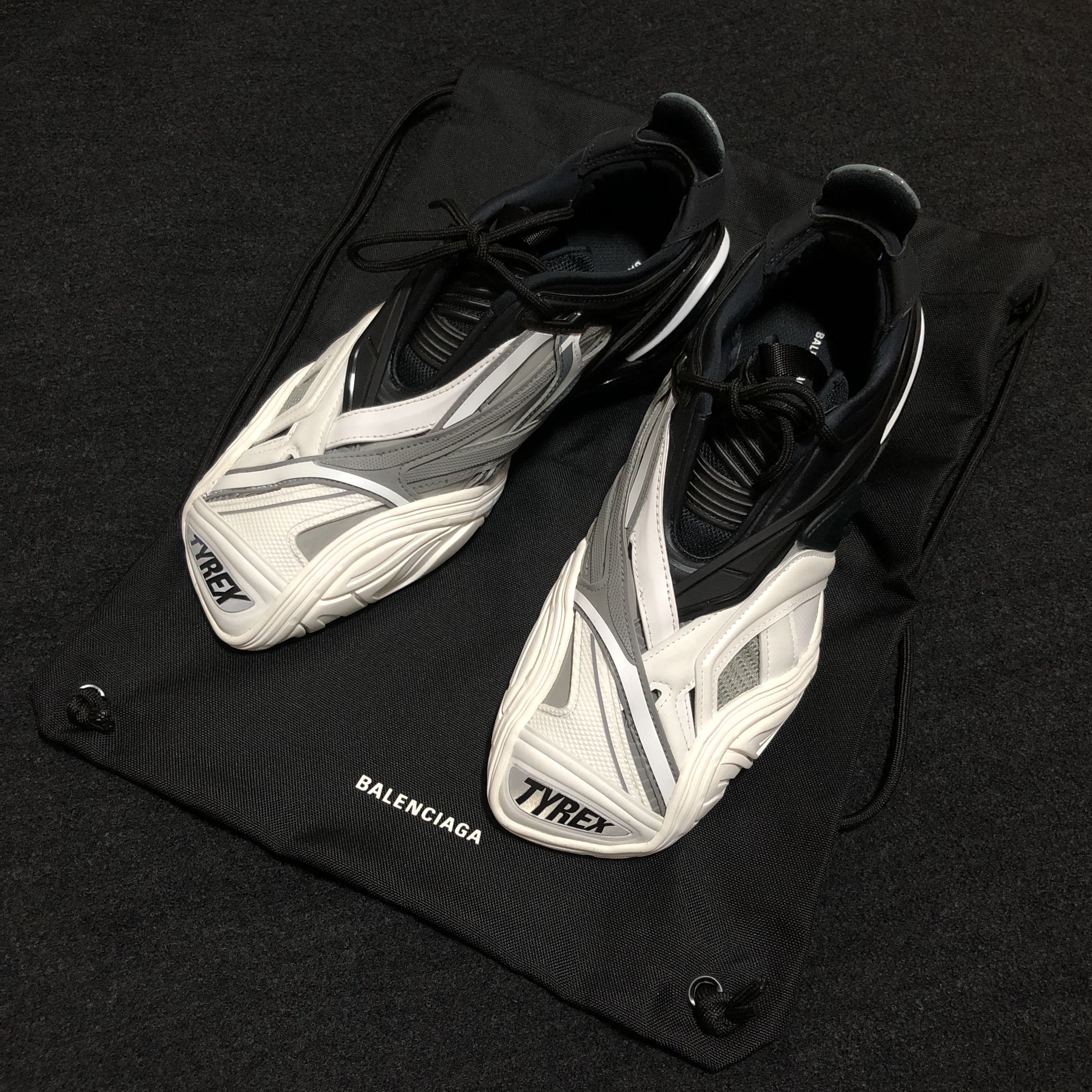 Balenciaga Tyrex Sneakers Black 착용 스타일 - 1