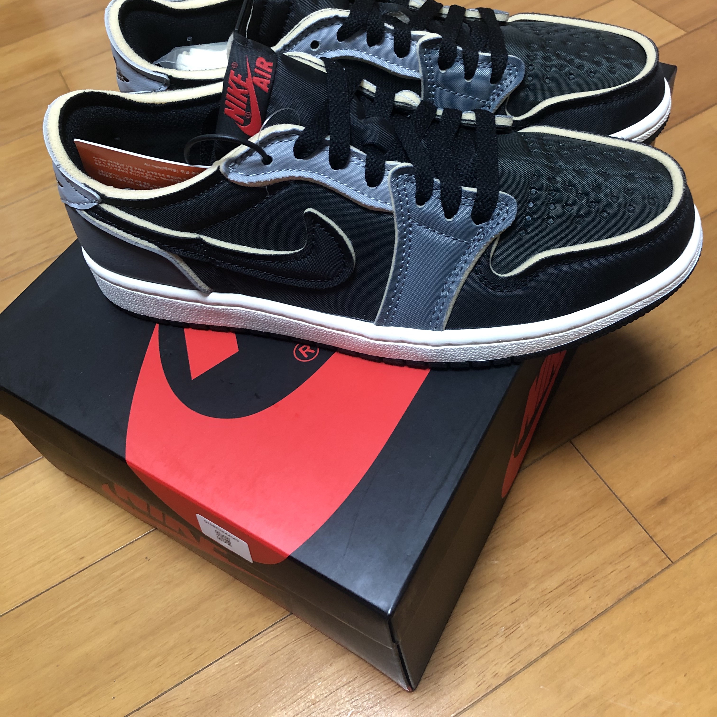 Jordan 1 Retro Low OG EX Black and Smoke Grey 착용 스타일 - 1