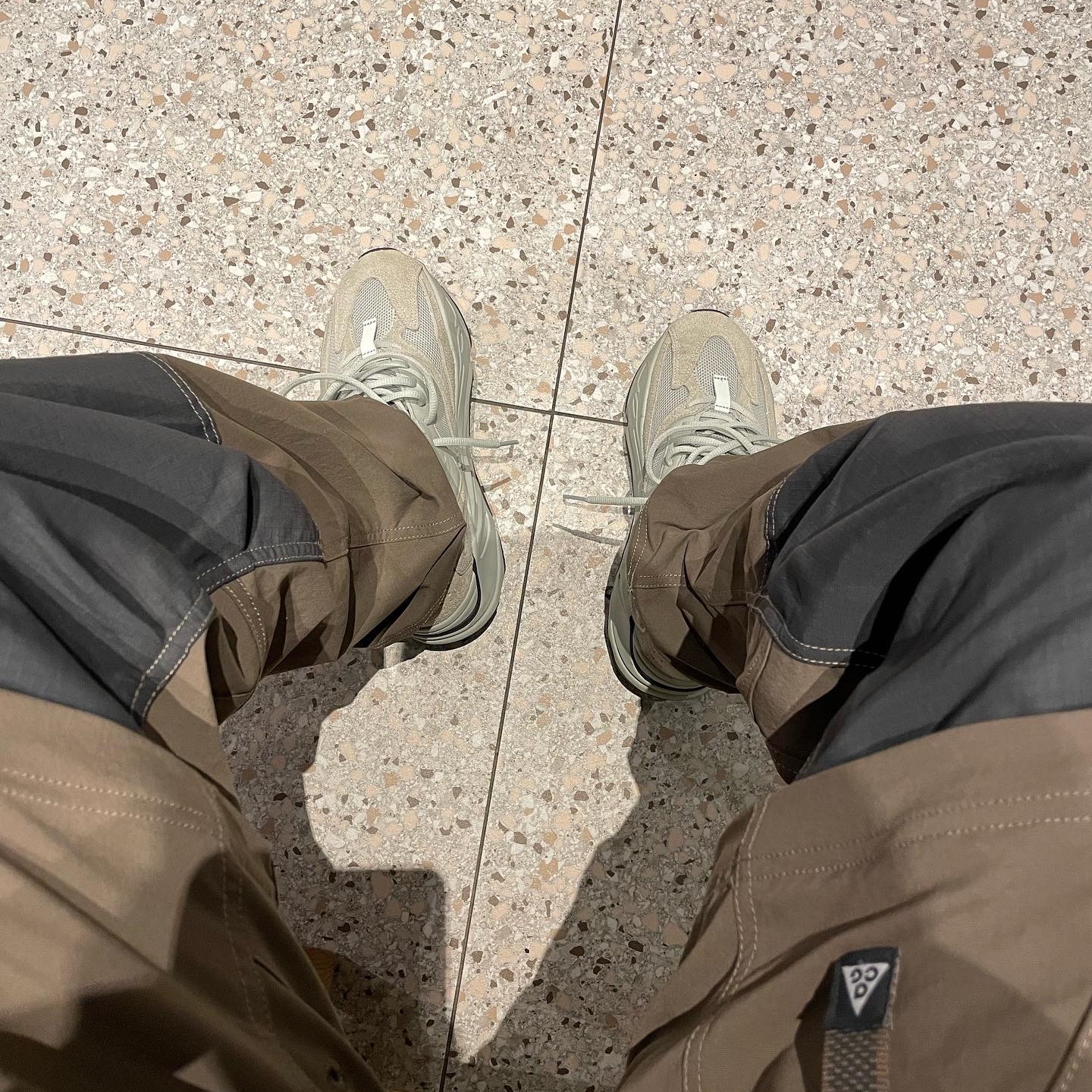 Adidas Yeezy Boost 700 Salt, Nike ACG Smith Summit Cargo Pants Ironstone - Asia 착용 스타일