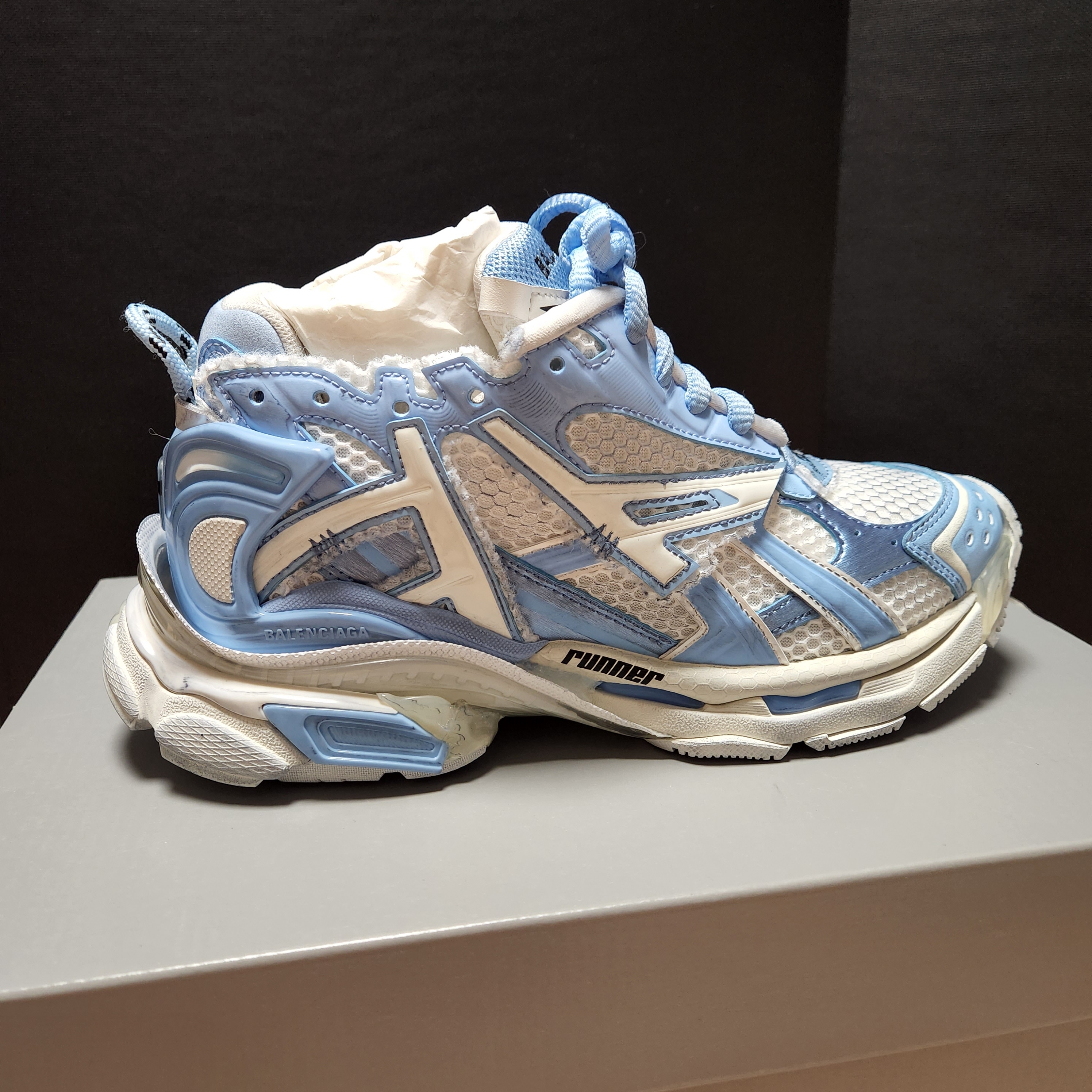 (W) Balenciaga Runner Sneakers Light Blue Off White 착용 스타일 - 2