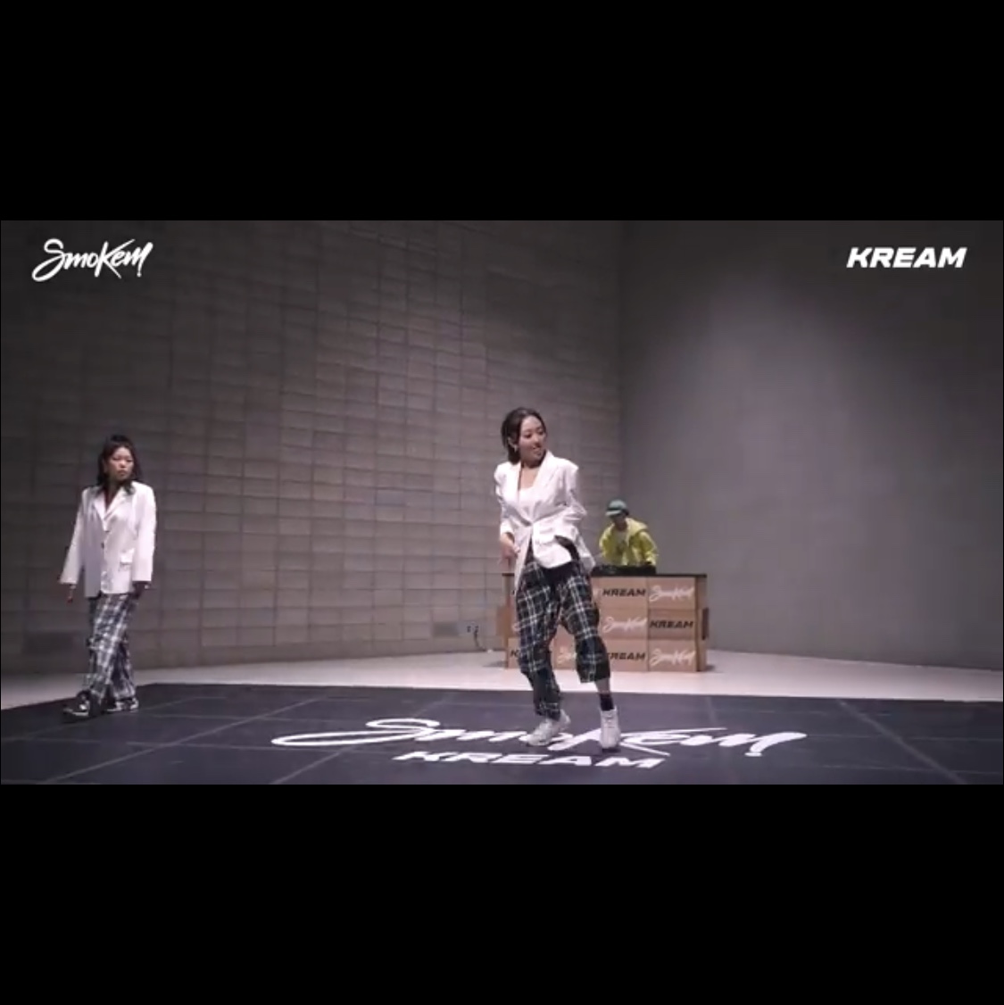 Nike x Supreme Air Force 1 Low White, Off-White Sprayed Caravaggio Painting Arrow Over S/S T-Shirt Khaki 착용 스타일 - 3