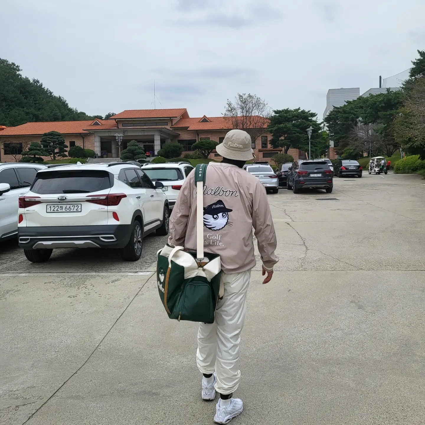Malbon Golf Tiger Buckets Piste Green, Nike x Drake Nocta Golf Pants Sail - US/EU 착용 스타일