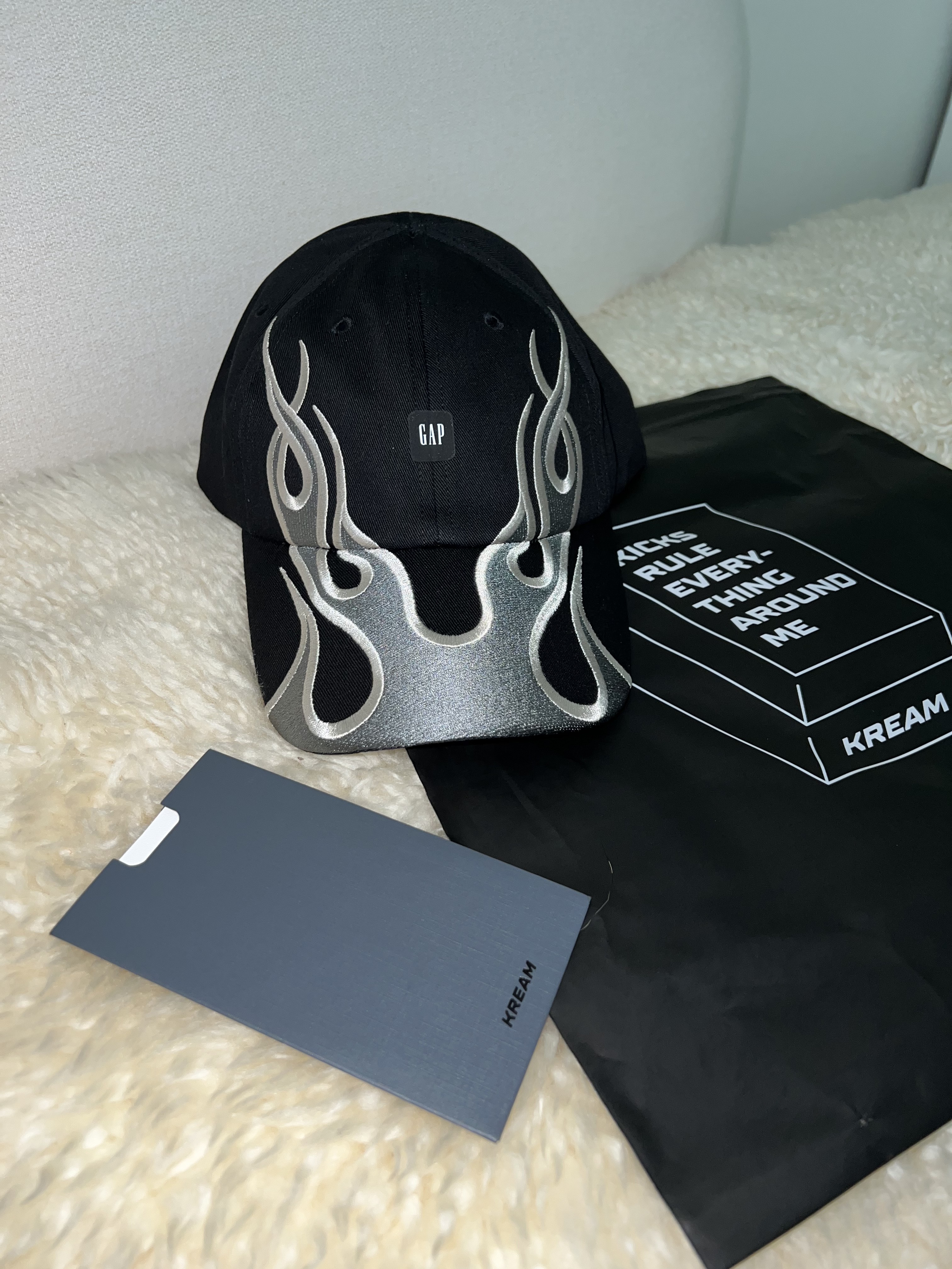 Yeezy Gap Engineered By Balenciaga Flame Cap Black 착용 스타일 - 1