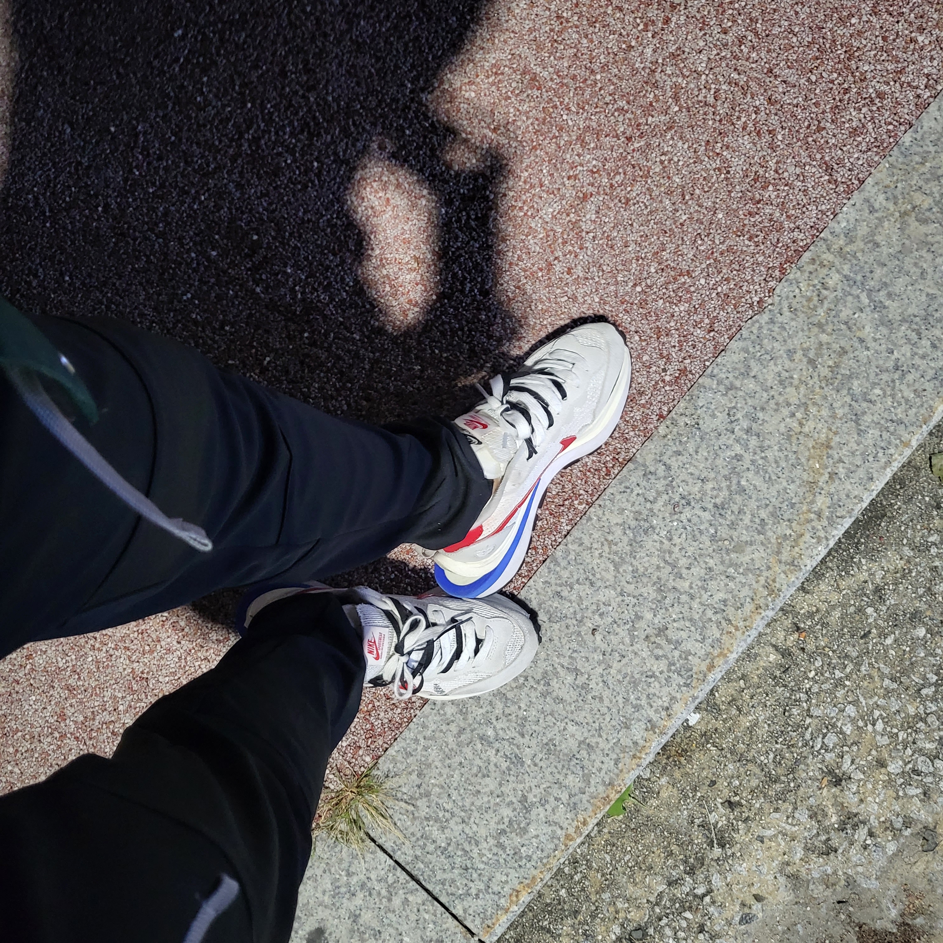 Nike x Sacai VaporWaffle Royal Fuchsia 착용 스타일