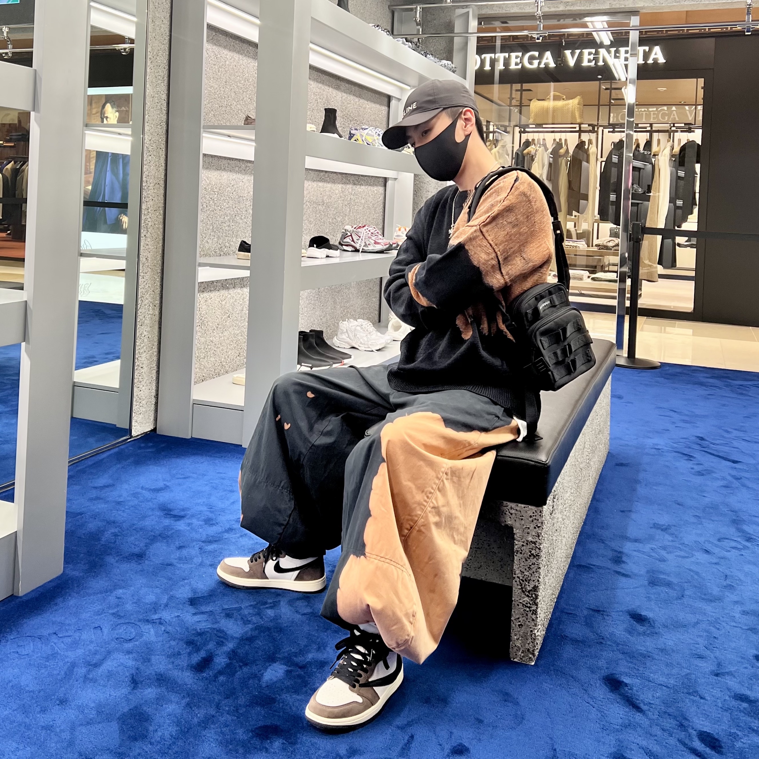 Celine Baseball Cap in Cotton Black, Jordan 1 x Travis Scott Retro High OG SP Mocha 착용 스타일 - 1