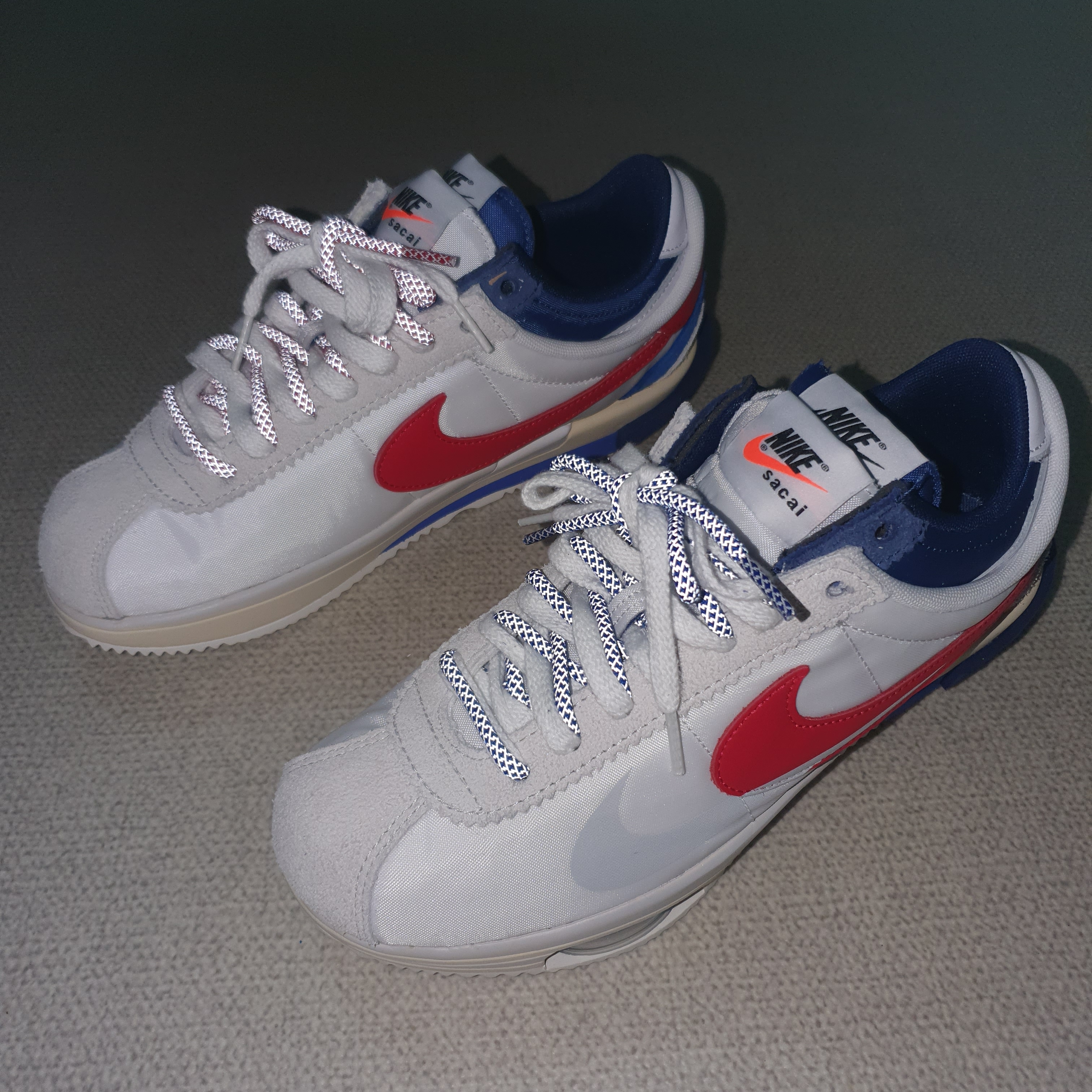 Nike x Sacai Zoom Cortez SP White and University Red 착용 스타일 - 2