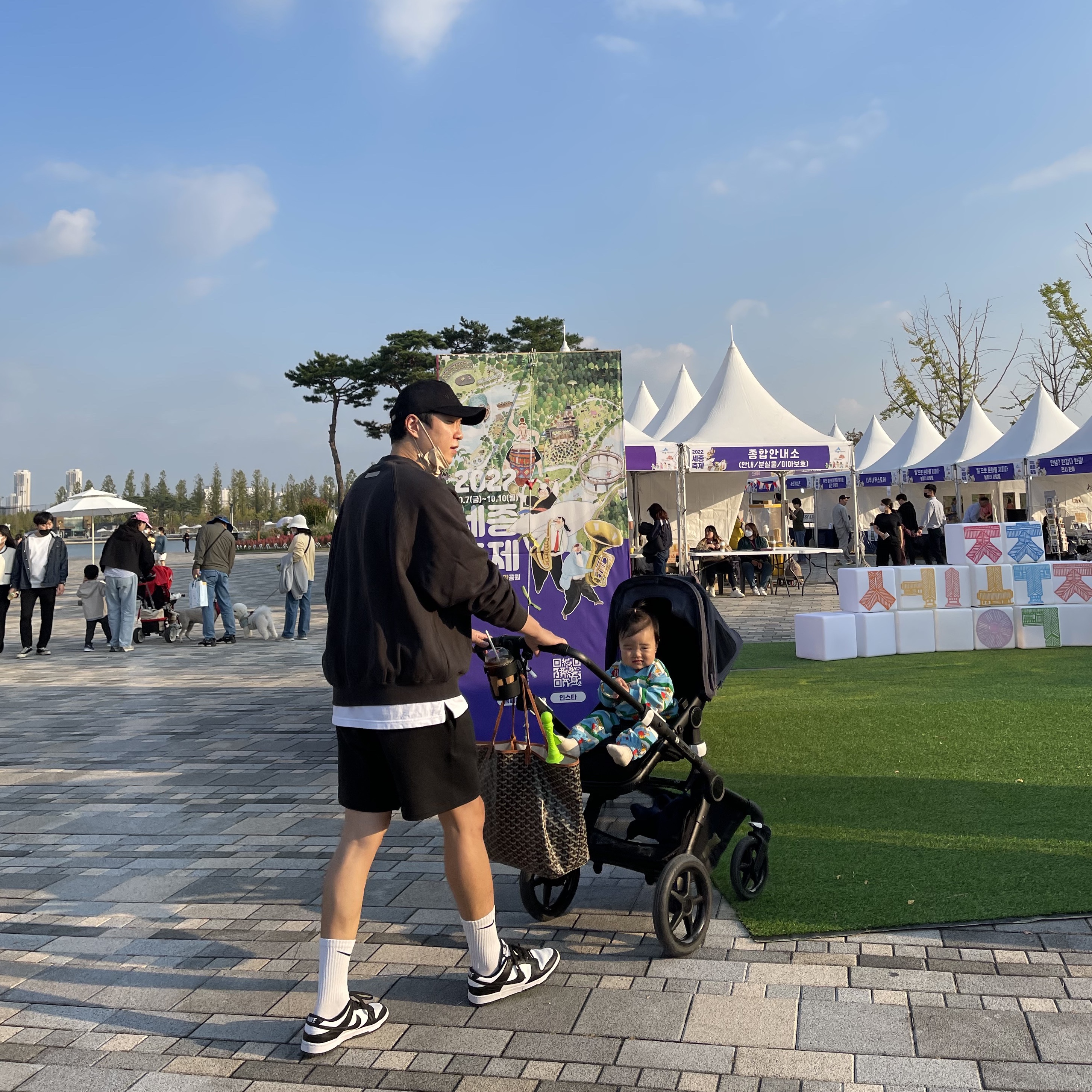Essentials 1977 Crewneck Sweatshirt Iron - 22SS, Essentials The Core Collection Sweatshorts Stretch Limo 착용 스타일 - 2